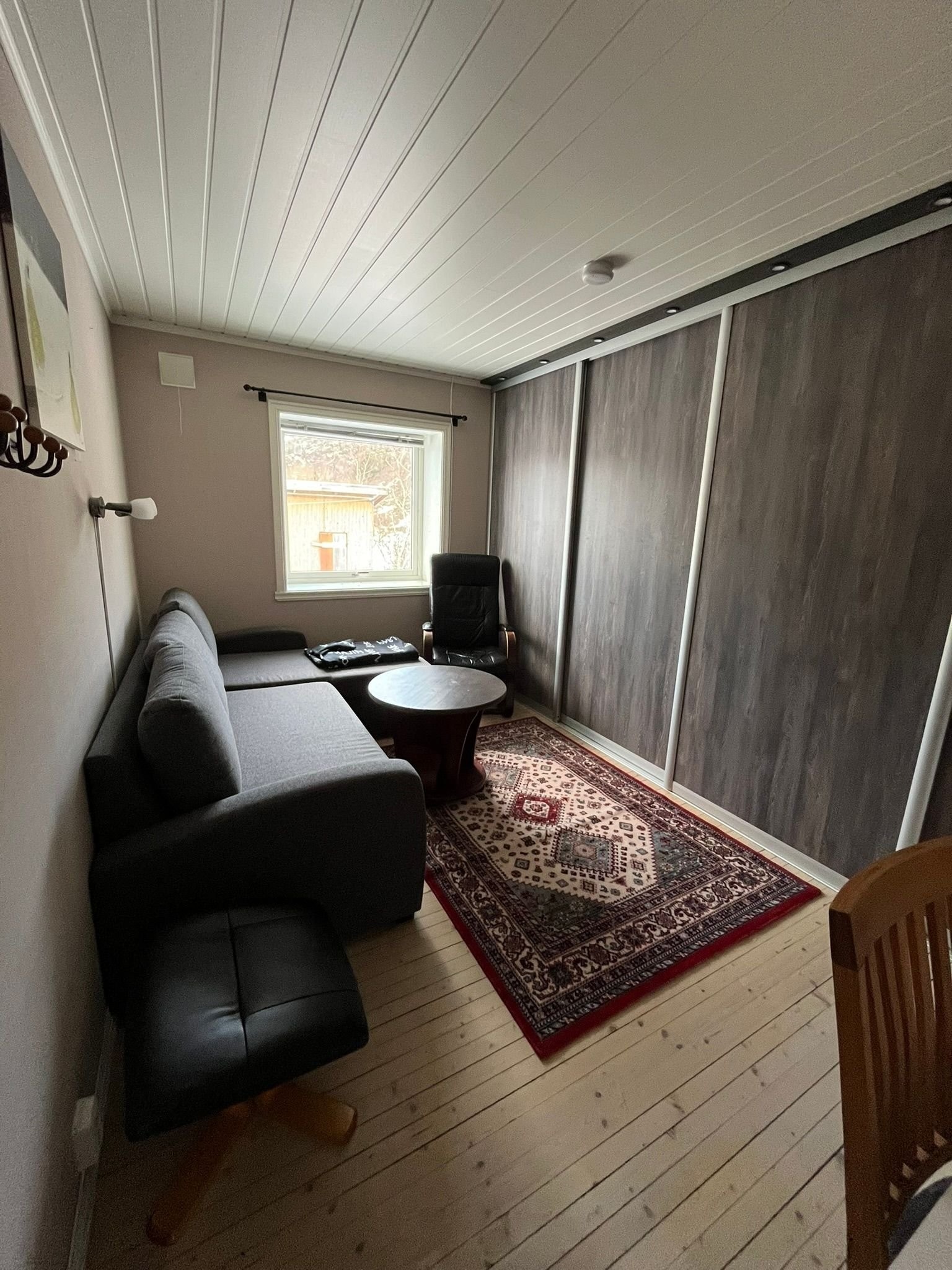 Soverom 3, med skyvedørsgarderobe Galleribilde