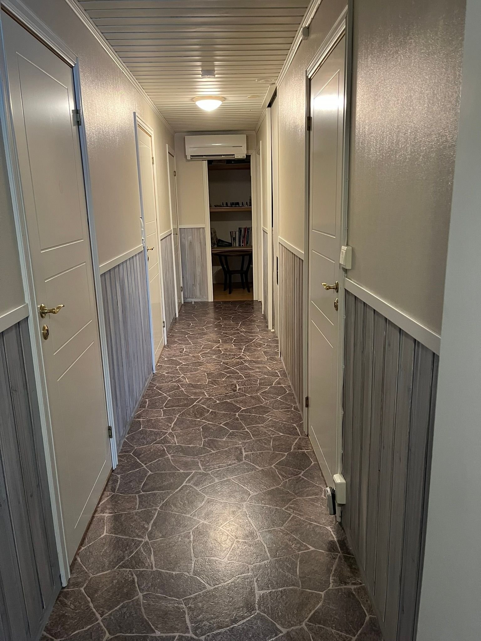 Gang, hvor det innerst er to soverom, til venstre bad og bod og til høyre vaskerom Galleribilde