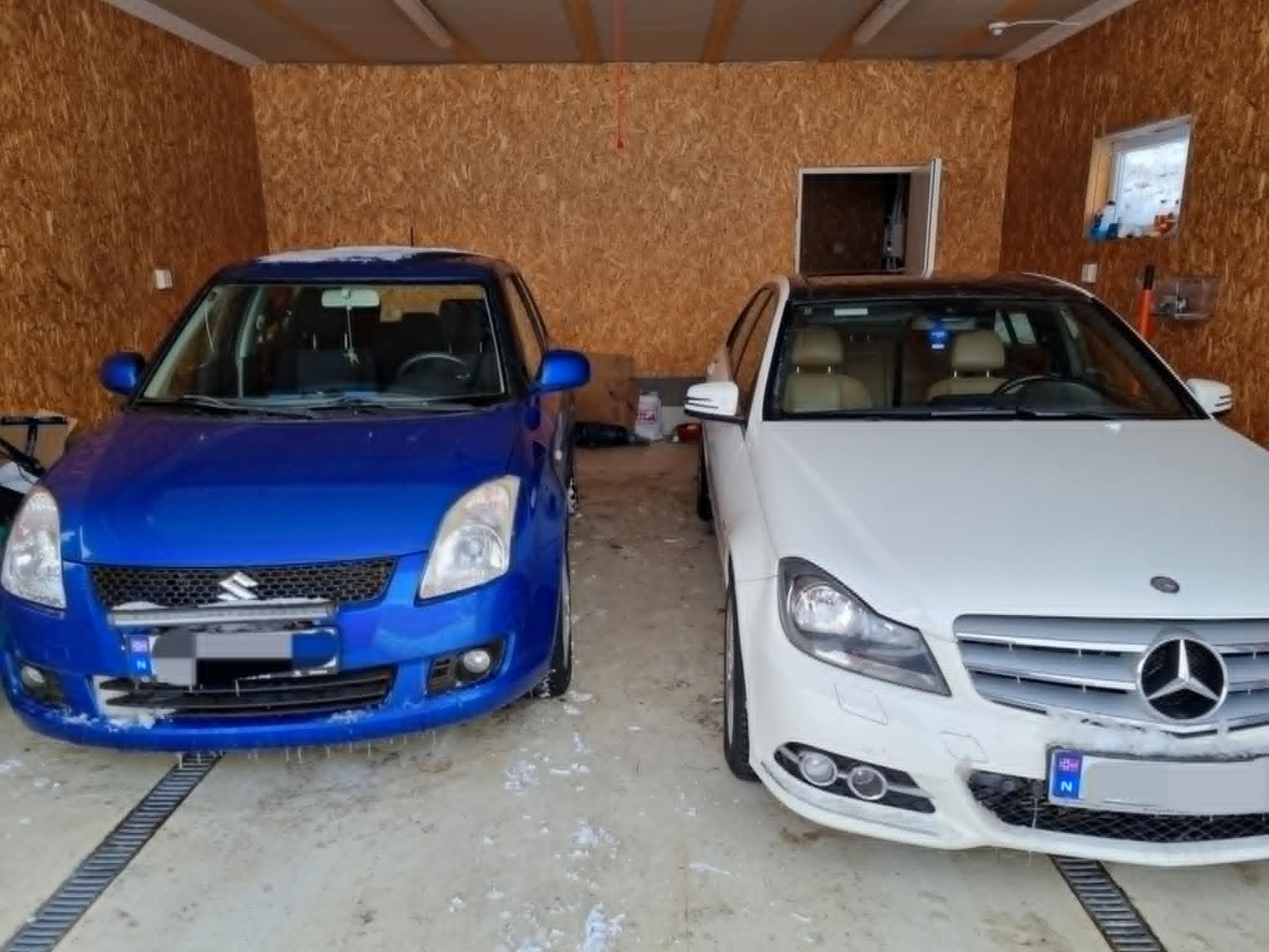 God plass i dobbeltgarasjen. Bak ses dør til oppbevaringsrom av god størrelse. Galleribilde