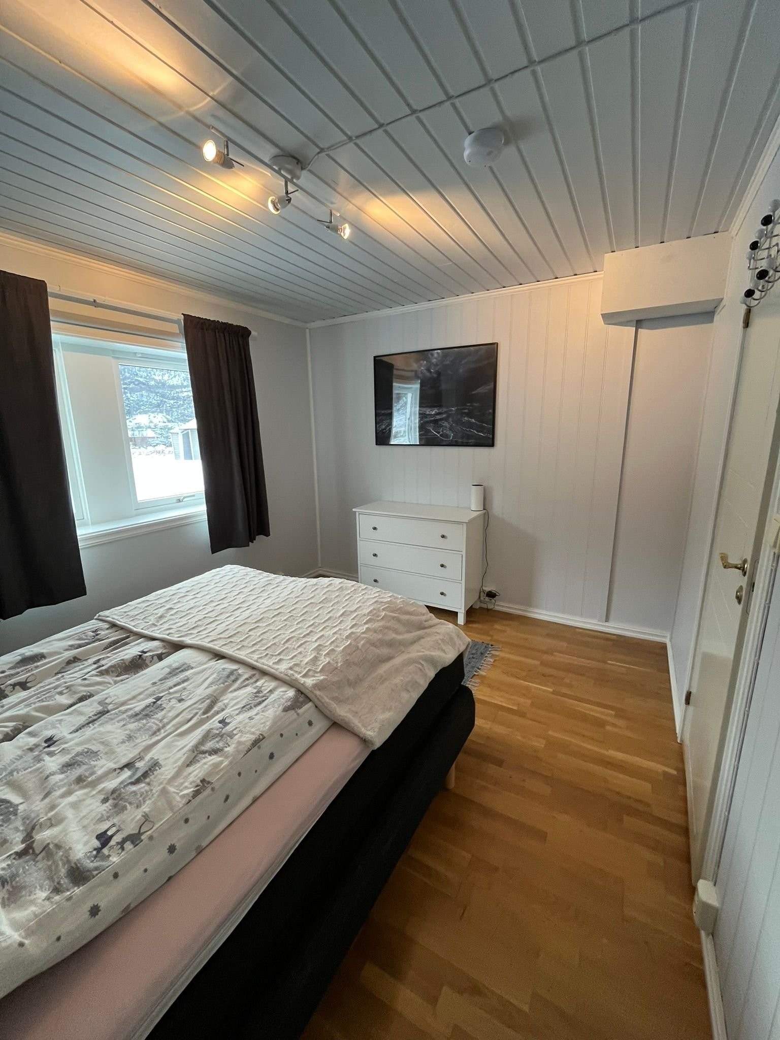 Soverom 1, vindu mot plen på forsiden av huset Galleribilde