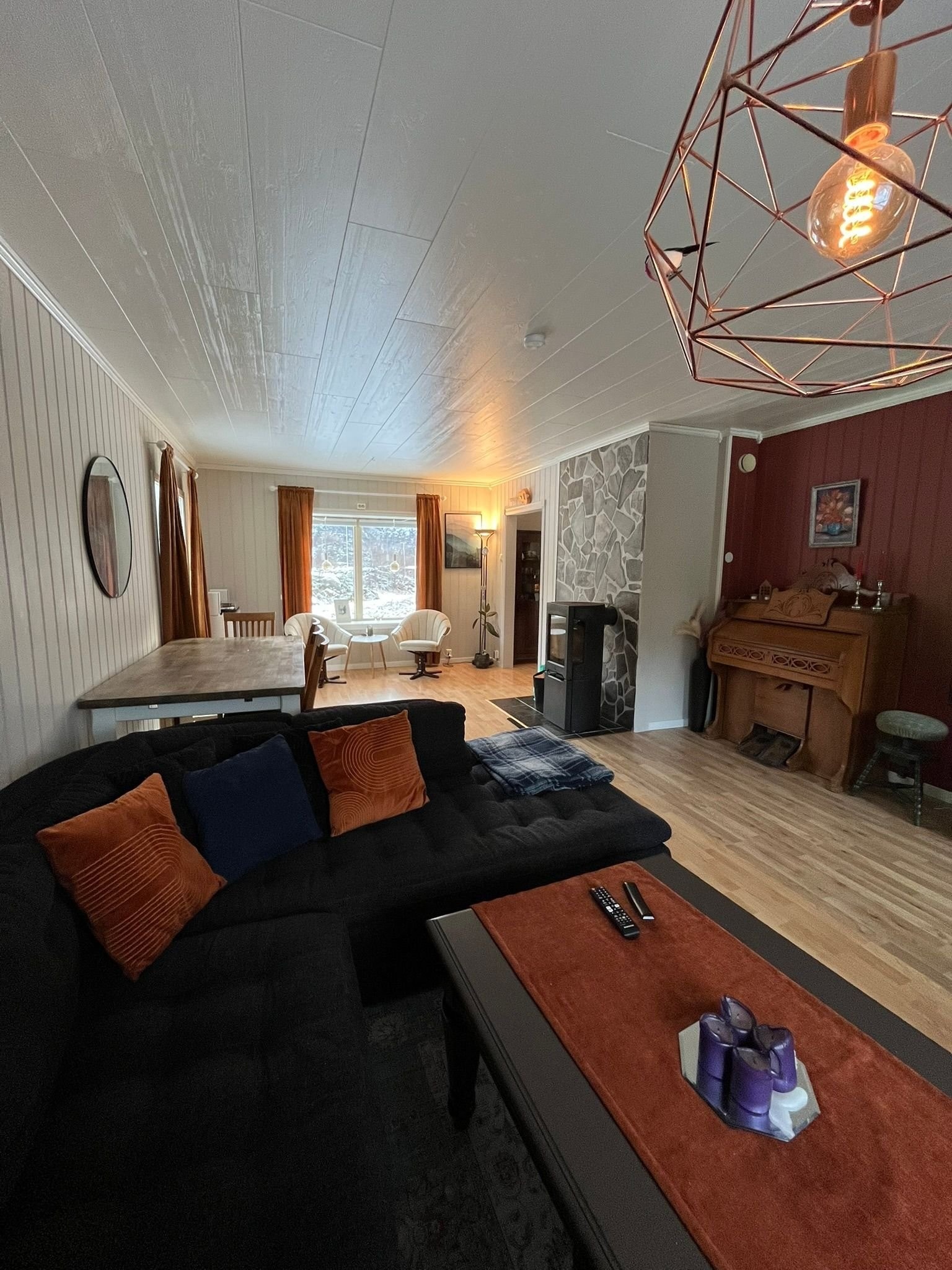 Stue sett mot vei, godt lysinnslipp og godt med plass Galleribilde