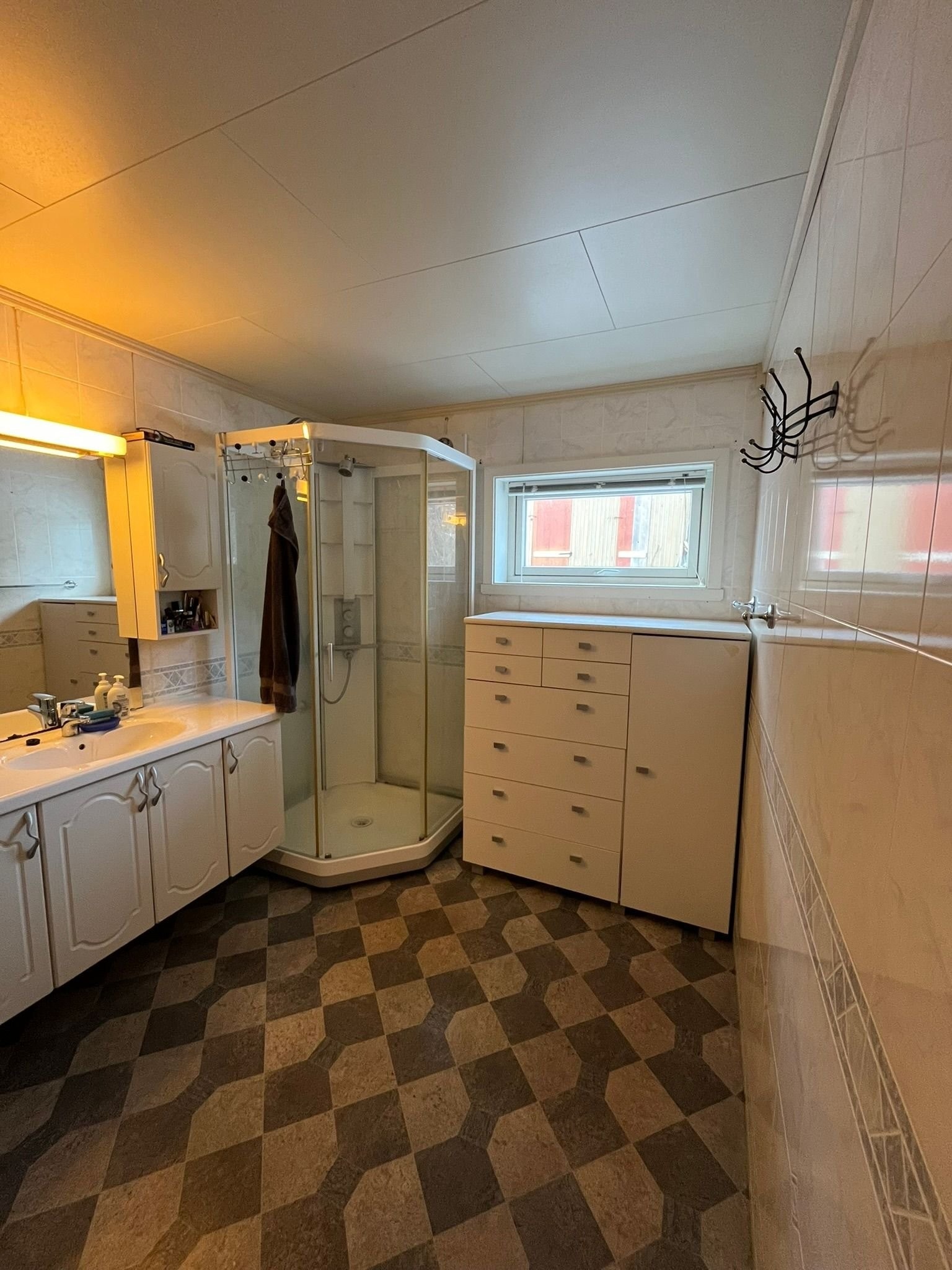 Dusjhjørne. Badet er av god størrelse Galleribilde