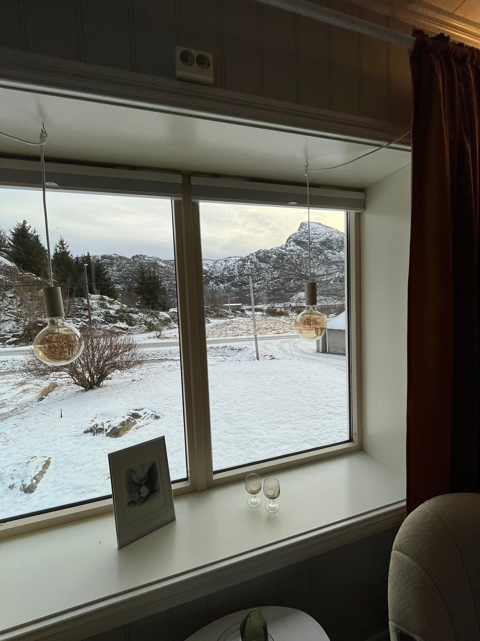 Utsikt fra stuevindu mot vei Galleribilde