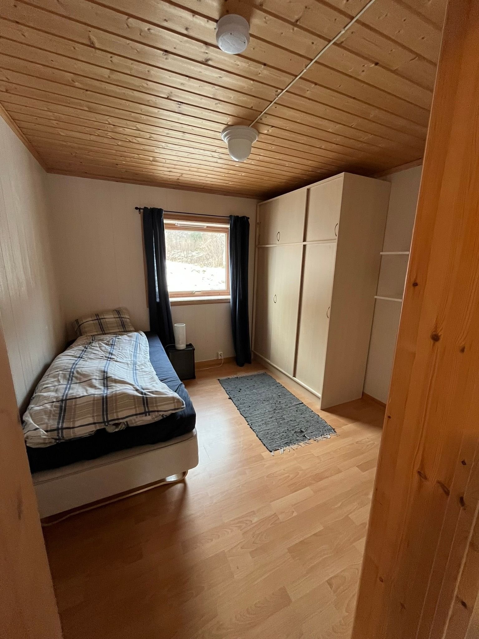 Soverom 2, vindu mot baksiden av huset Galleribilde