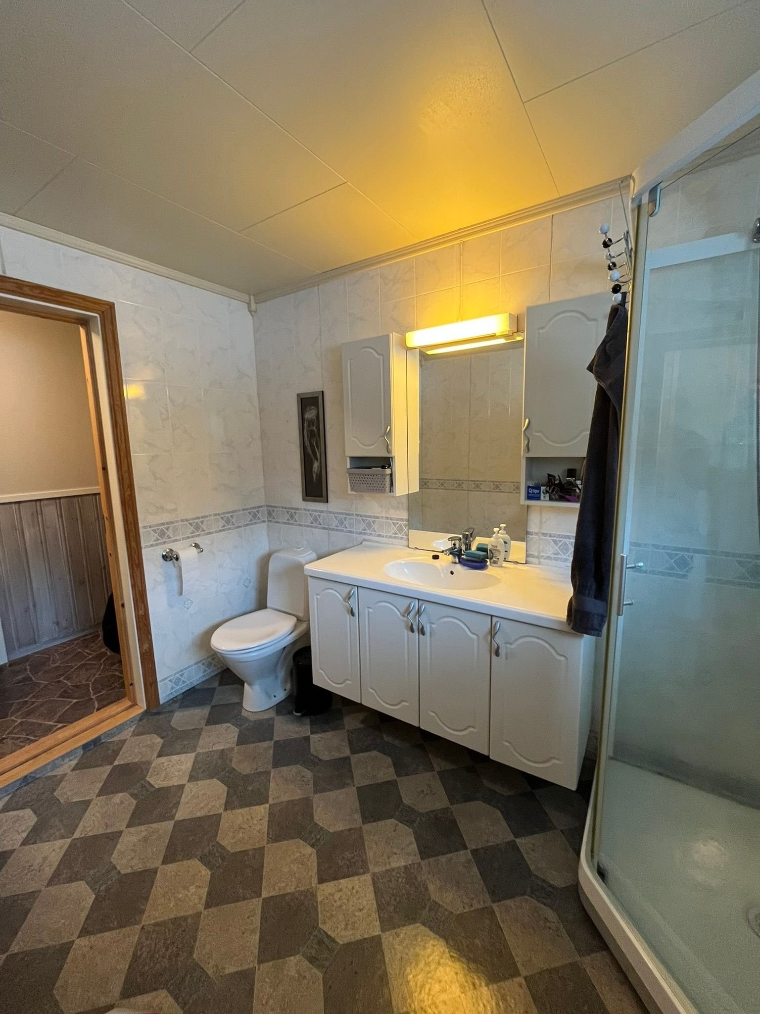 Bad med toalett og dusj Galleribilde