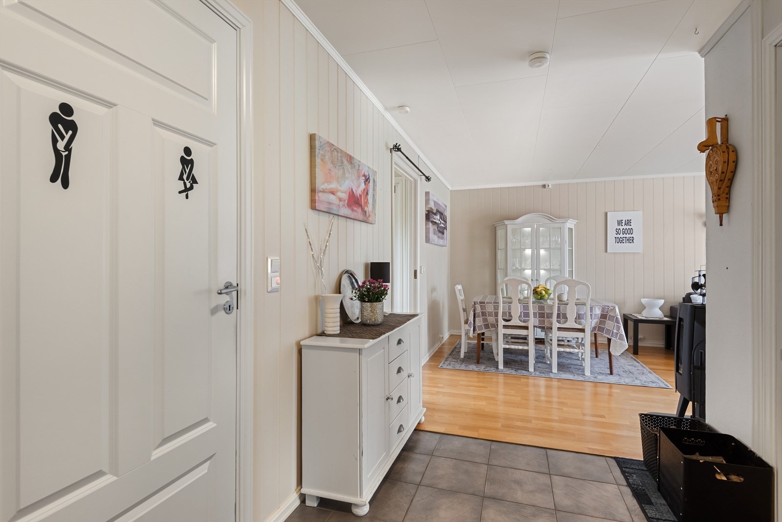 Hall - Boligen fremstår som meget hyggelig med et godt gjennomlys Galleribilde