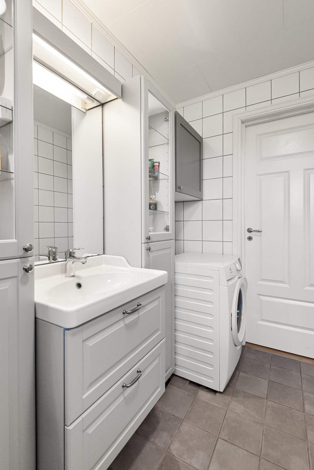 Bad/wc med opplegg til vaskemaskin - Godt med skap til oppbevaring Galleribilde