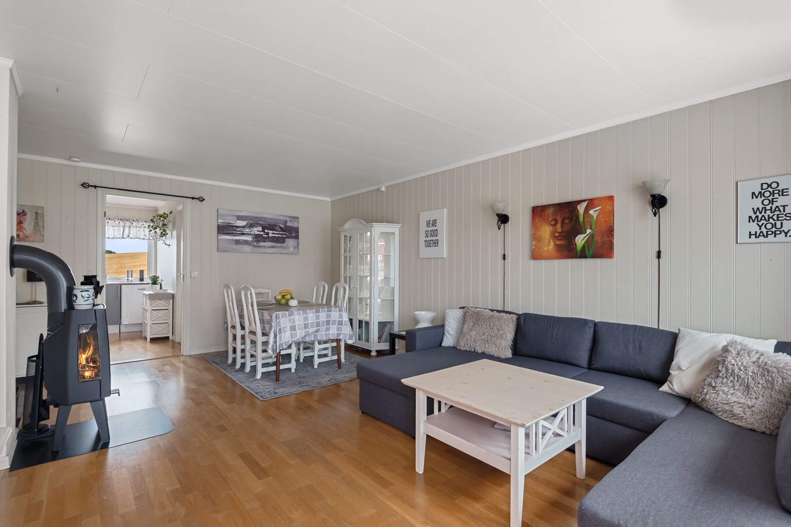 Romslig stue med fine møbleringsmuligheter - Peis Galleribilde