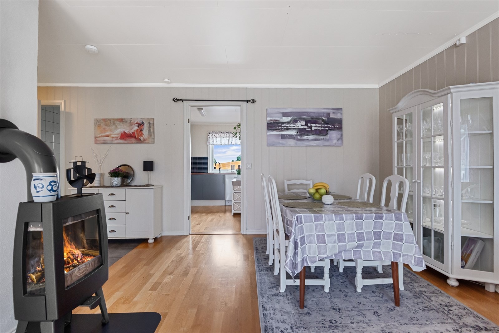 Spisestue mot kjøkken - Nyere peisovn Galleribilde