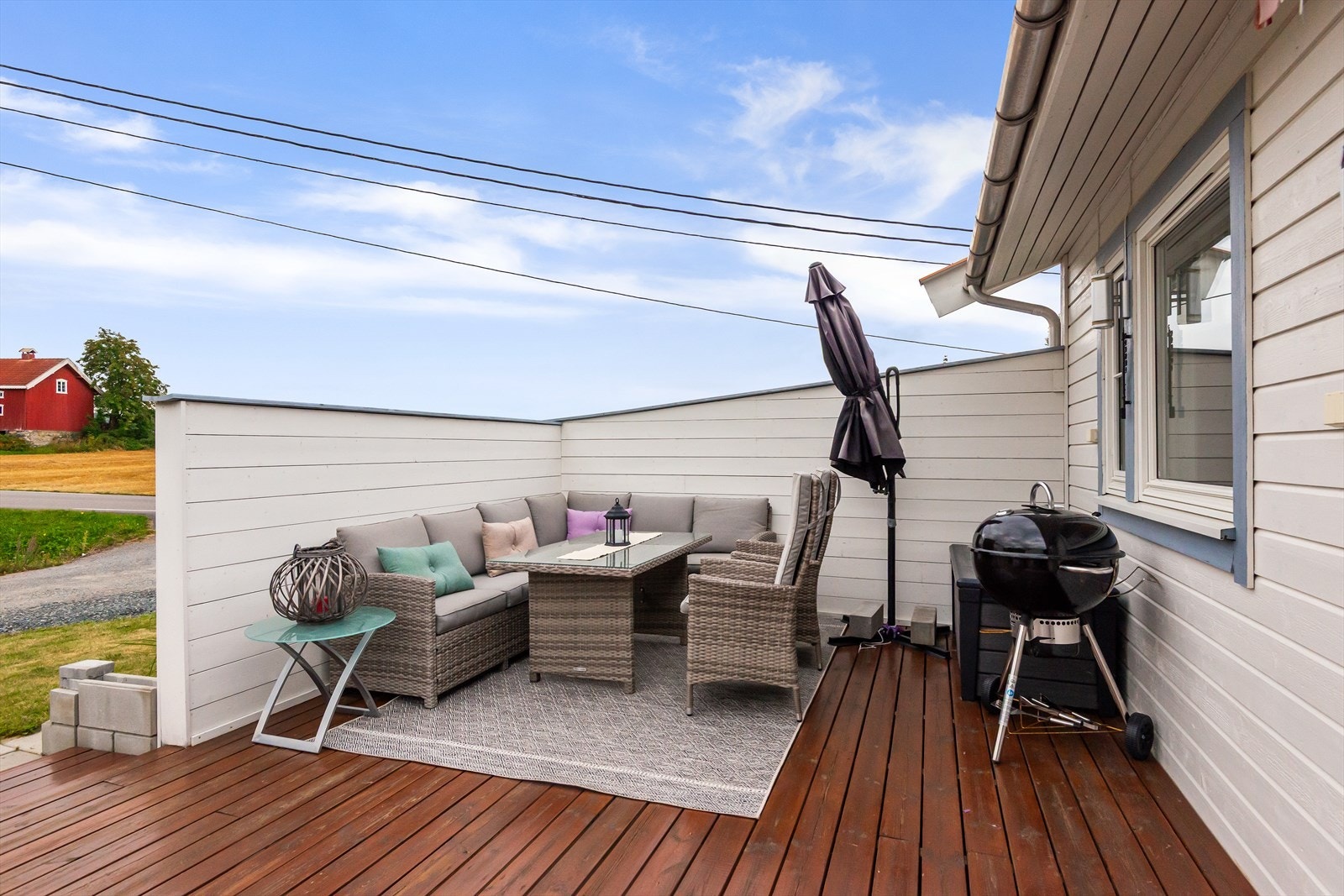 Oppgradert hovedterrasse med fine solforhold Galleribilde