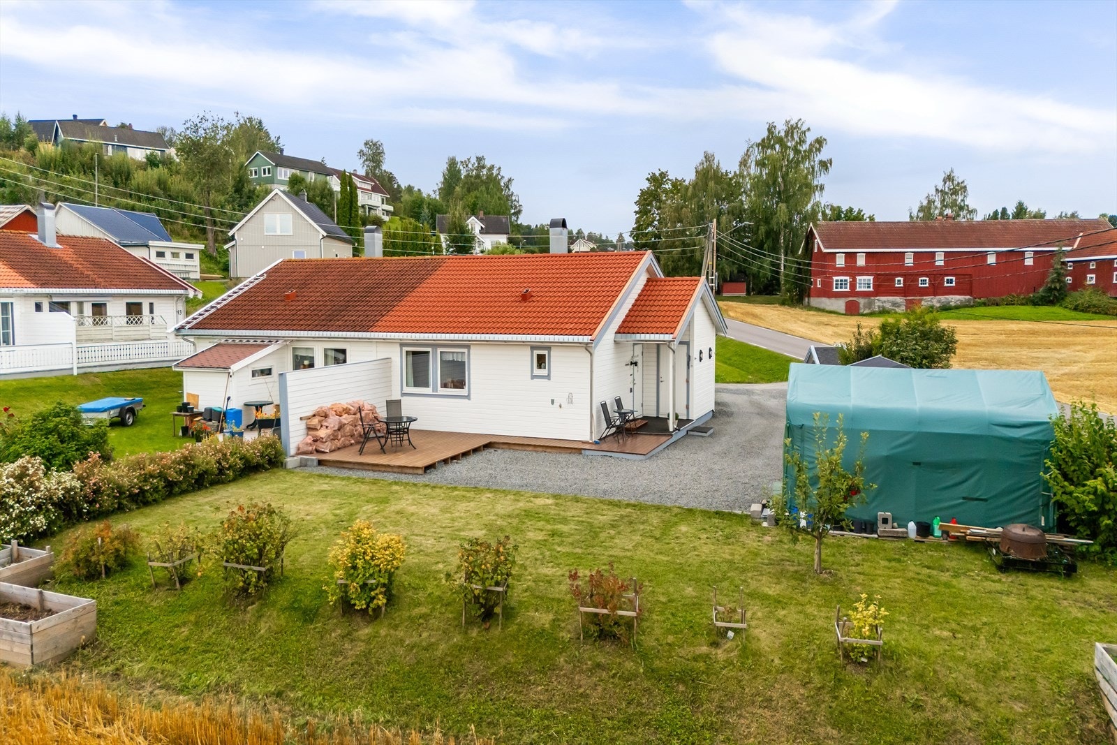 Eiendommen ligger i et landlig og koselig område - Egen hage og romslig parkeringsplass Galleribilde