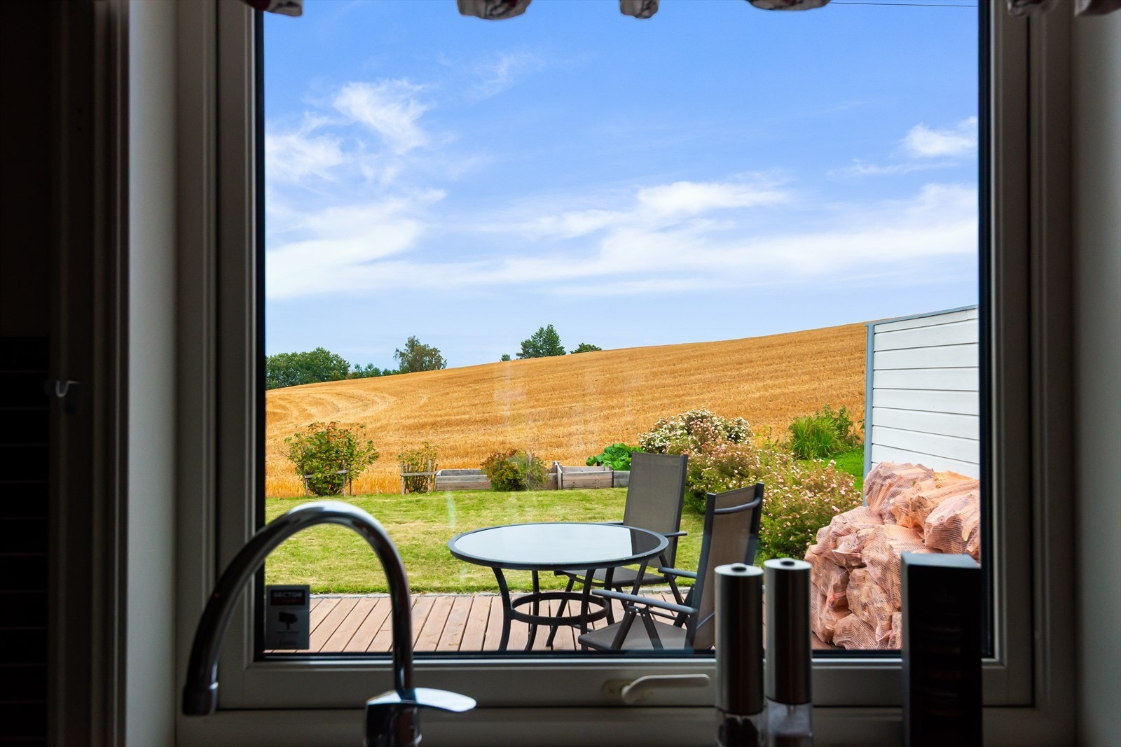 Kjøkken med utsikt mot landbruksarealer Galleribilde