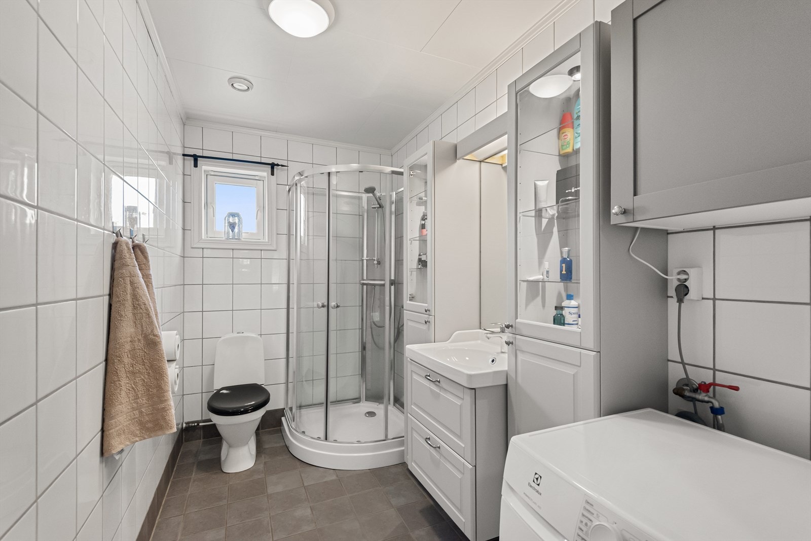 Bad med fin plass - Nyere baderomsinnredning - Opplegg til vaskemaskin Galleribilde