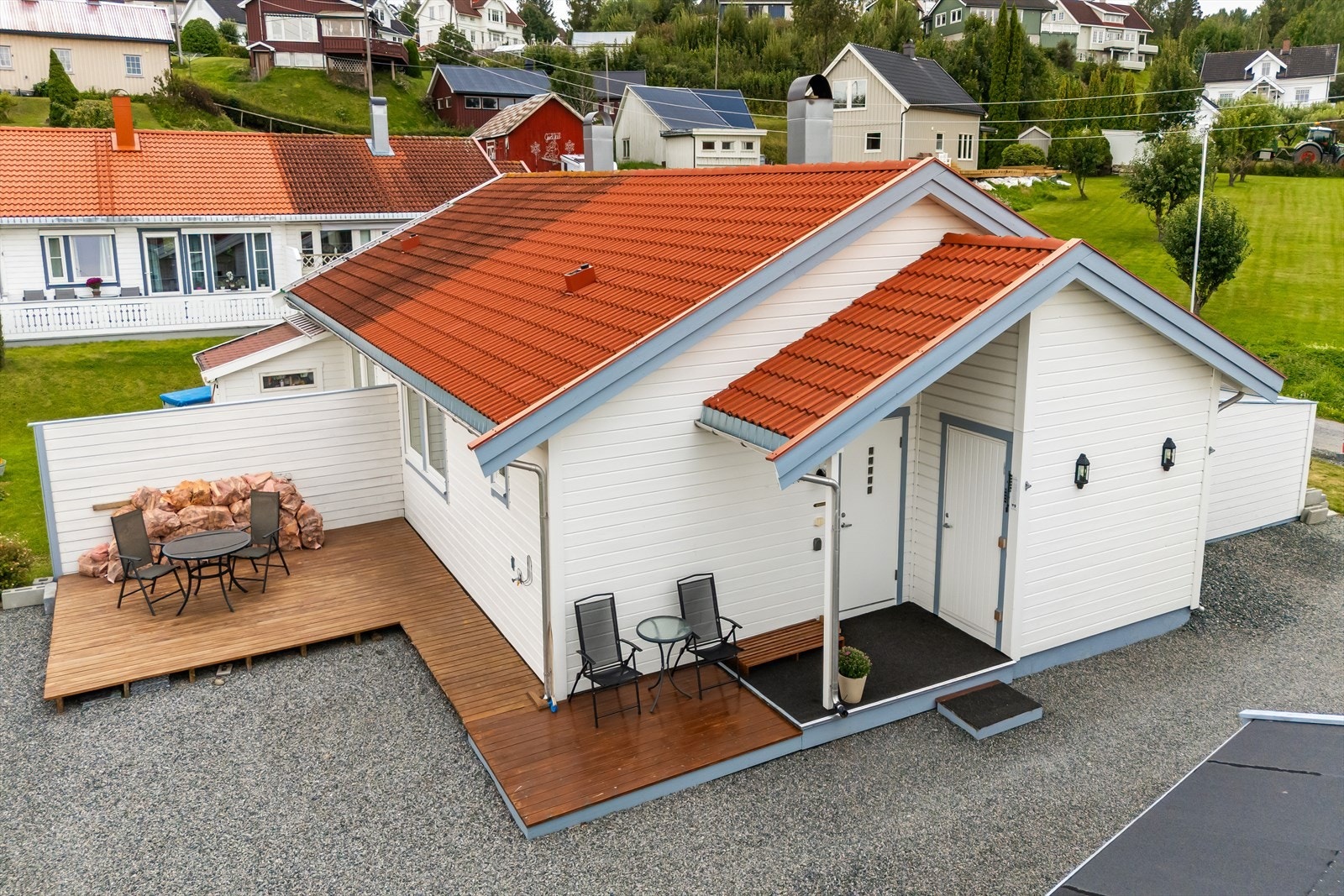 Kapp-Velholdt bolig-Godt med parkering-Inngangsparti med utvendig bod-Pene utearealer og terrasser Galleribilde