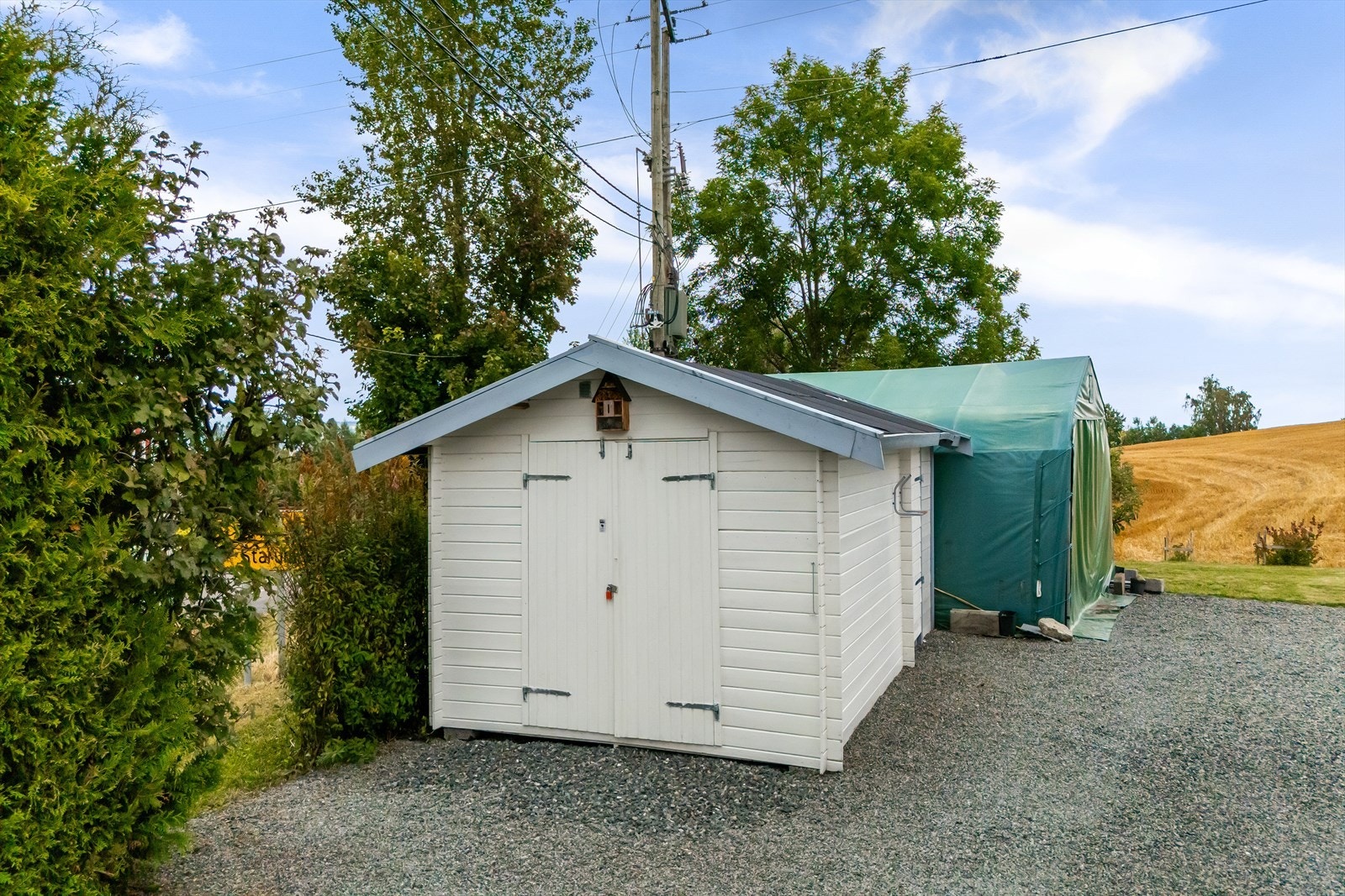 Frittstående bod på gårdsplassen - God plass til ved og hareredskap, etc. Galleribilde