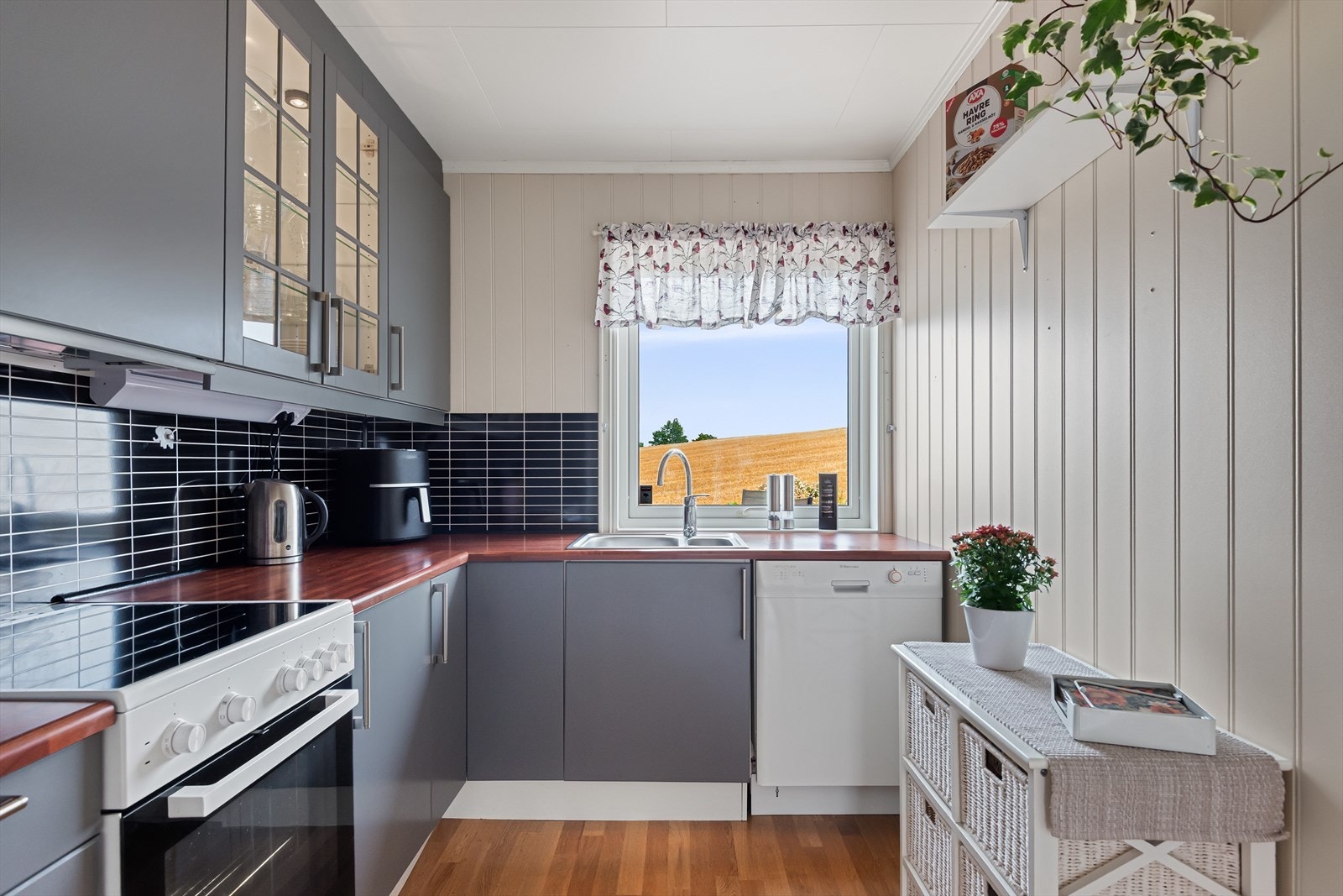 Kjøkken med hvitevarer og fin belysning Galleribilde