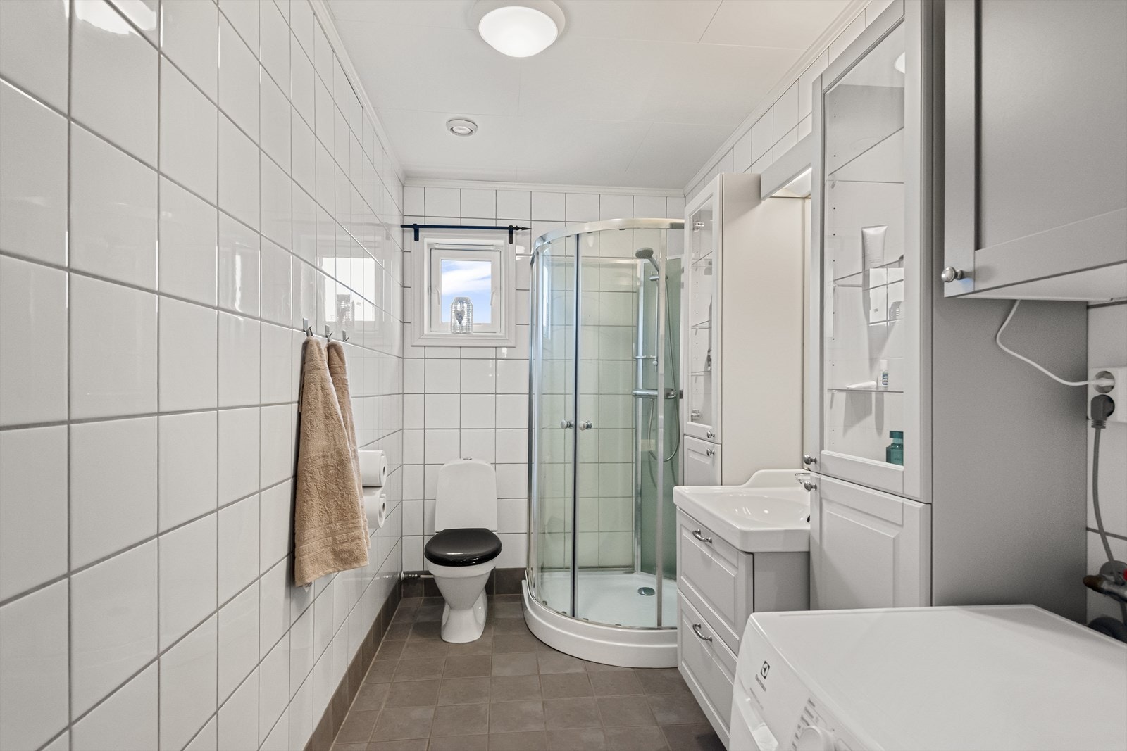 Bad/wc med nyere dusjkabinett - Gulvvarme og fliser Galleribilde