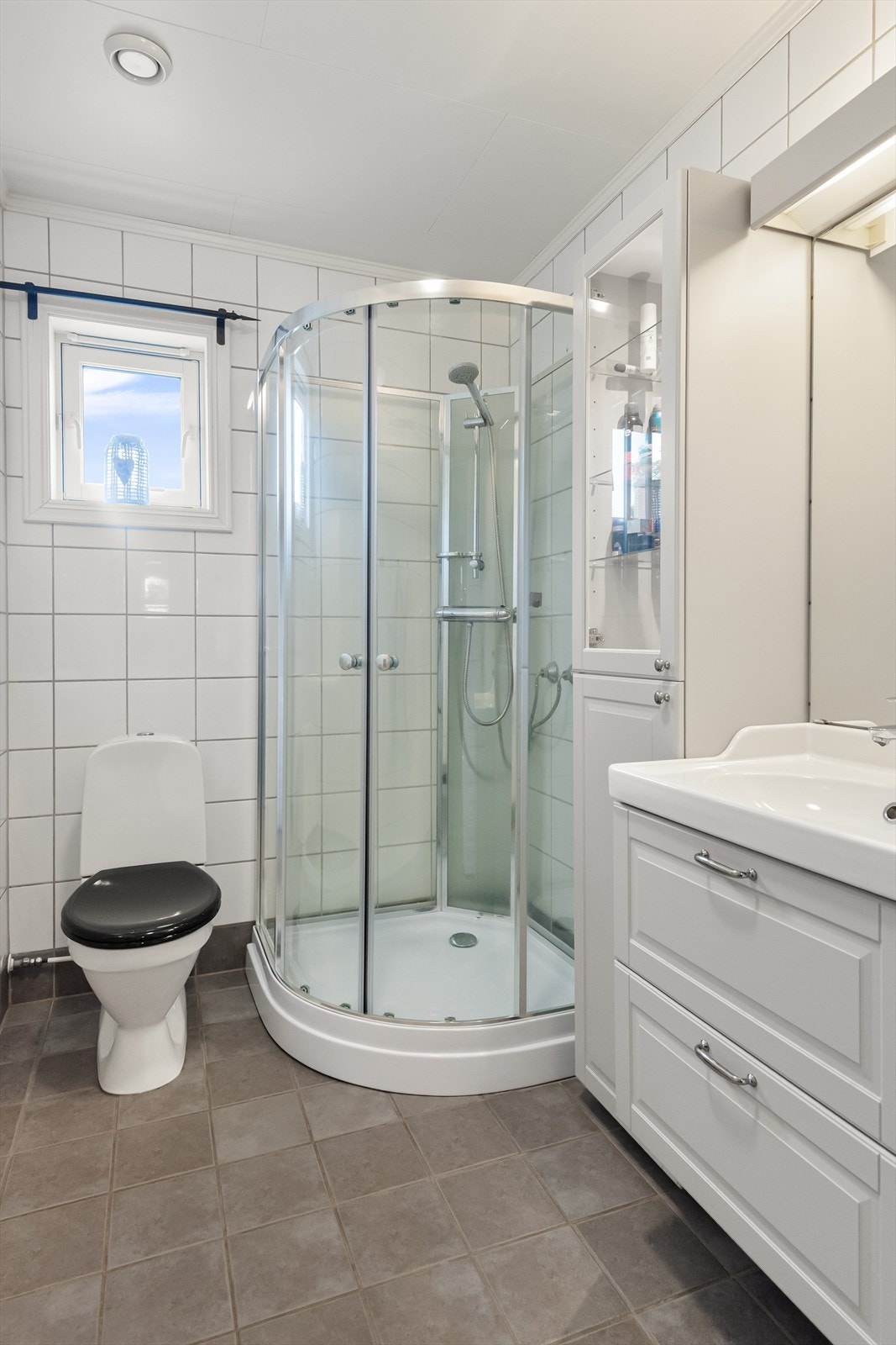 Gulvvarme - Oppdatert dusjkabinett og baderomsinnredning - Bra standard Galleribilde