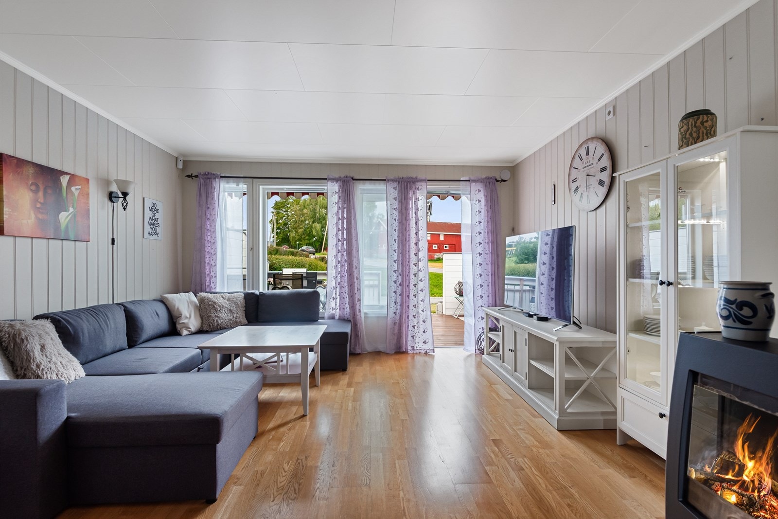 Boligen er gjennomgående lys og koselig - Flotte terrasser på begge sider Galleribilde