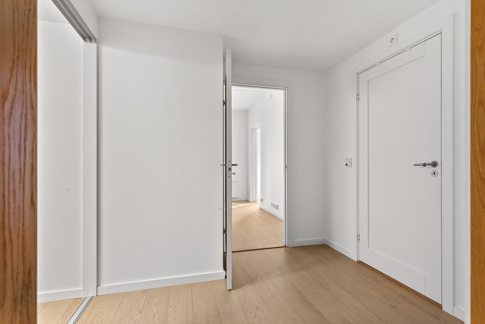 Lys og innbydende entré med plass til skoskap, kommode og knaggrekke. Galleribilde