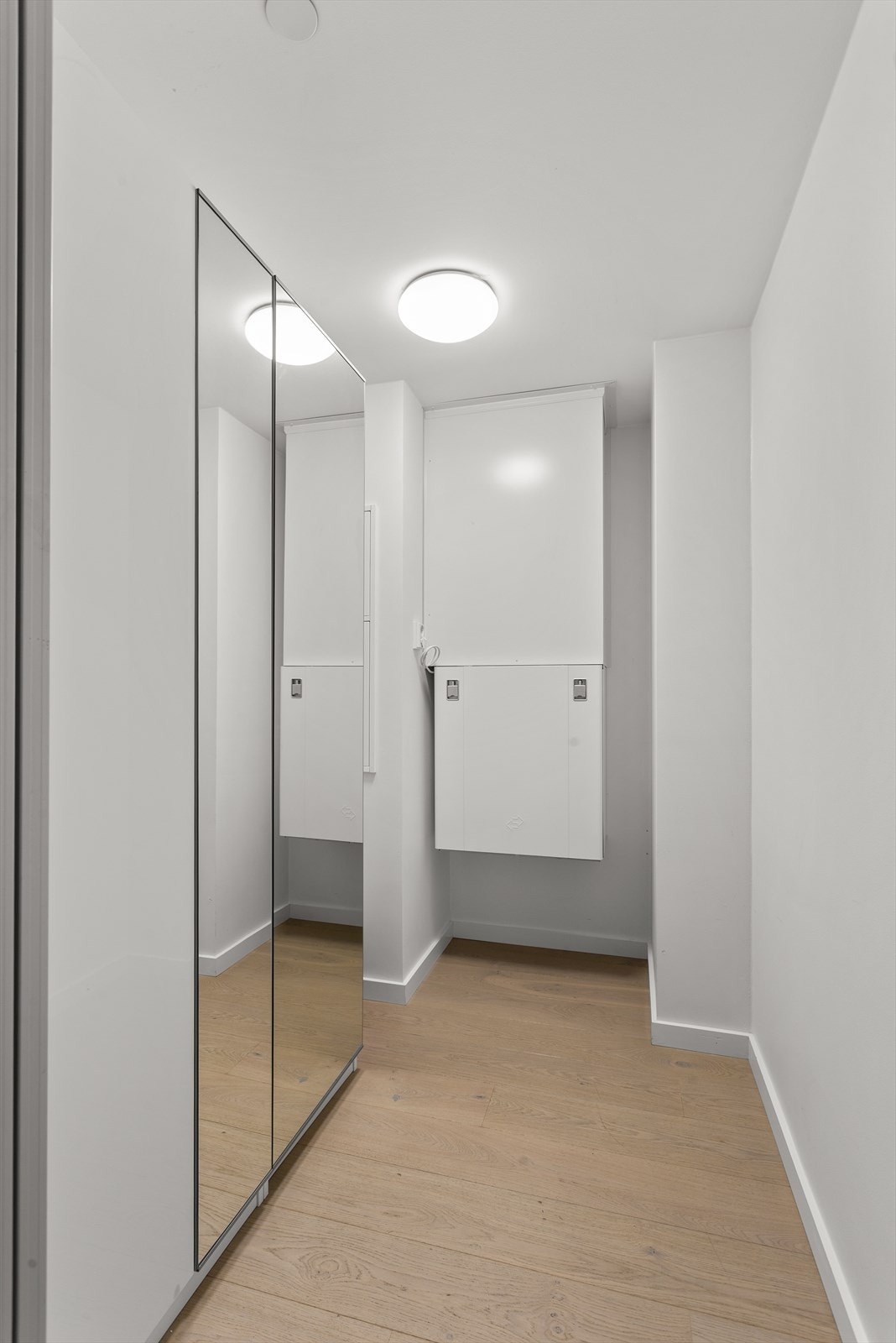 Praktisk tilgang til innvendig bod/garderobe som gir svært gode oppbevaringsmuligheter - perfekt for deg som ønsker å etablere et walk-in-closet. Galleribilde