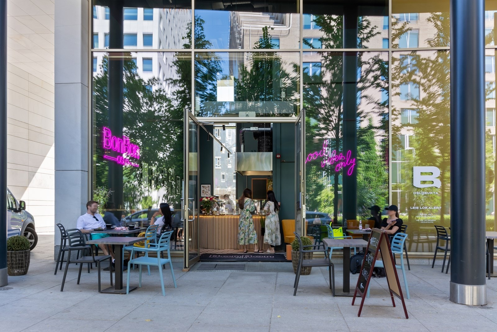 I tillegg ligger det mange kaféer, restauranter og barer med uteservering - perfekt for en kaffe i sola eller en middag etter jobb. Galleribilde