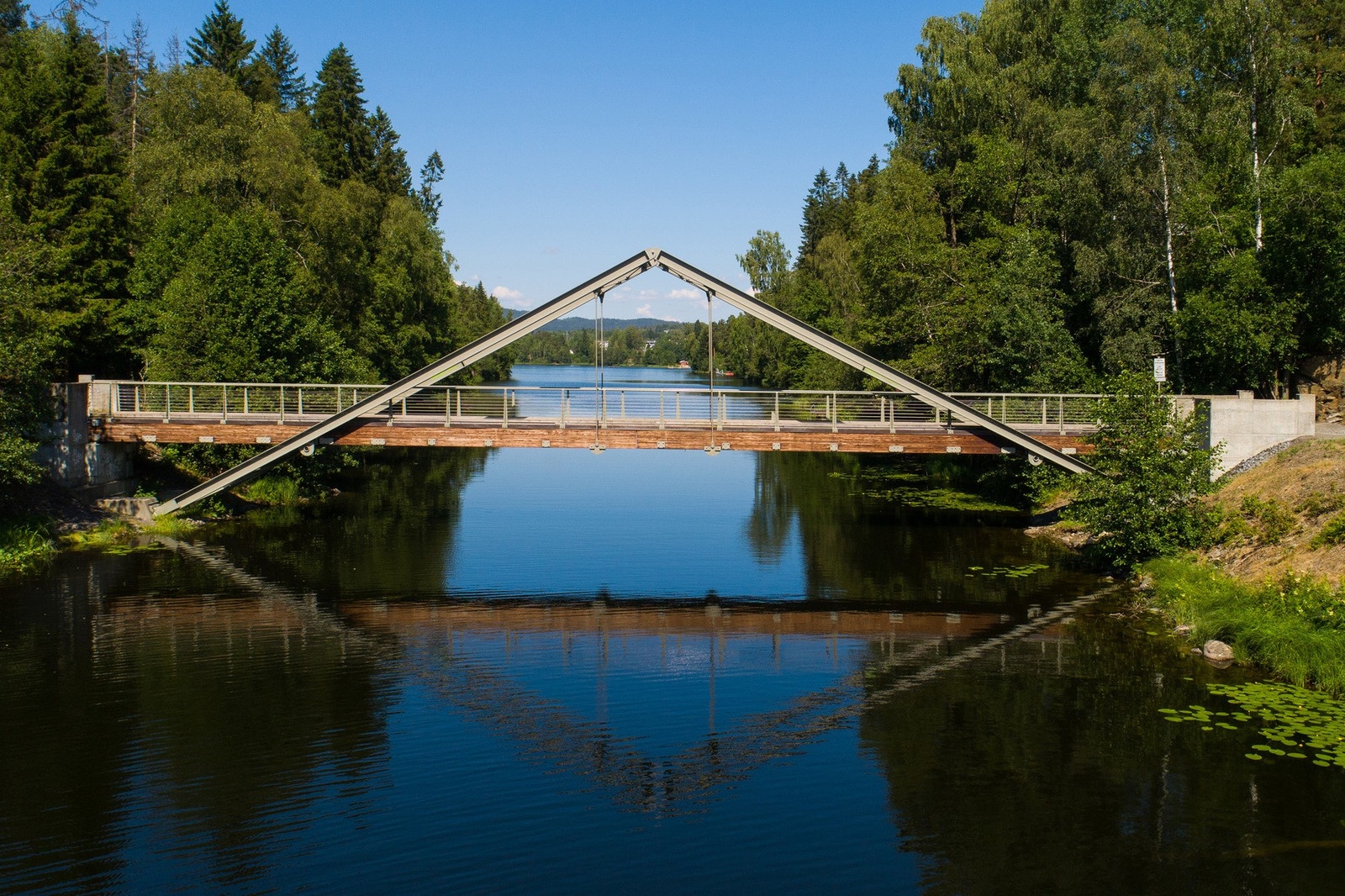 Fra stien og via Langvannet Bru kommer du til Vangen badeplass. Galleribilde