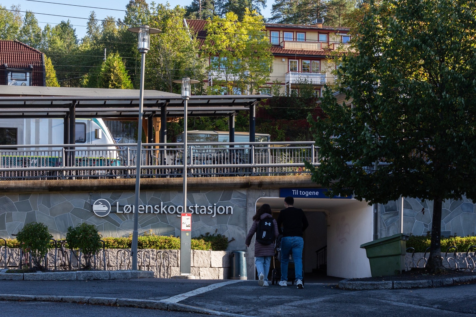 Lørenskog stasjon ligger kun 15 min gange fra boligen. Med toget når du Oslo S på under 20 minutter. Perfekt for pendlere! Galleribilde