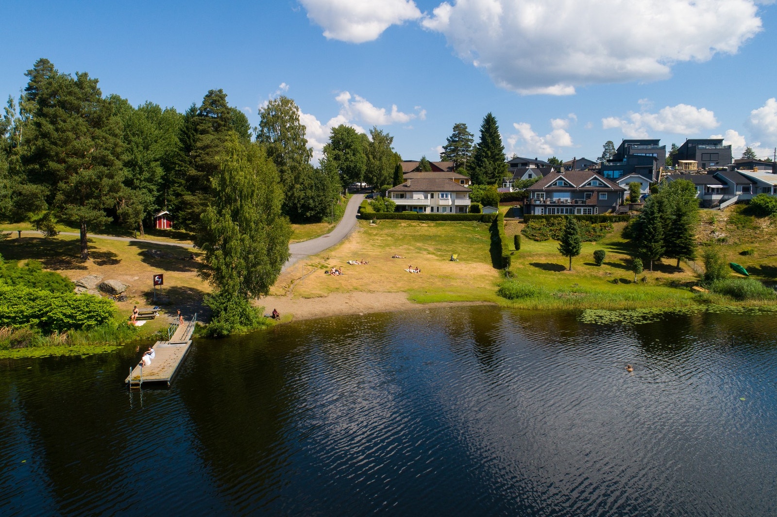 Vangen badeplass ligger kun et steinkast fra boligen og er et populært badeområde om sommeren. Galleribilde