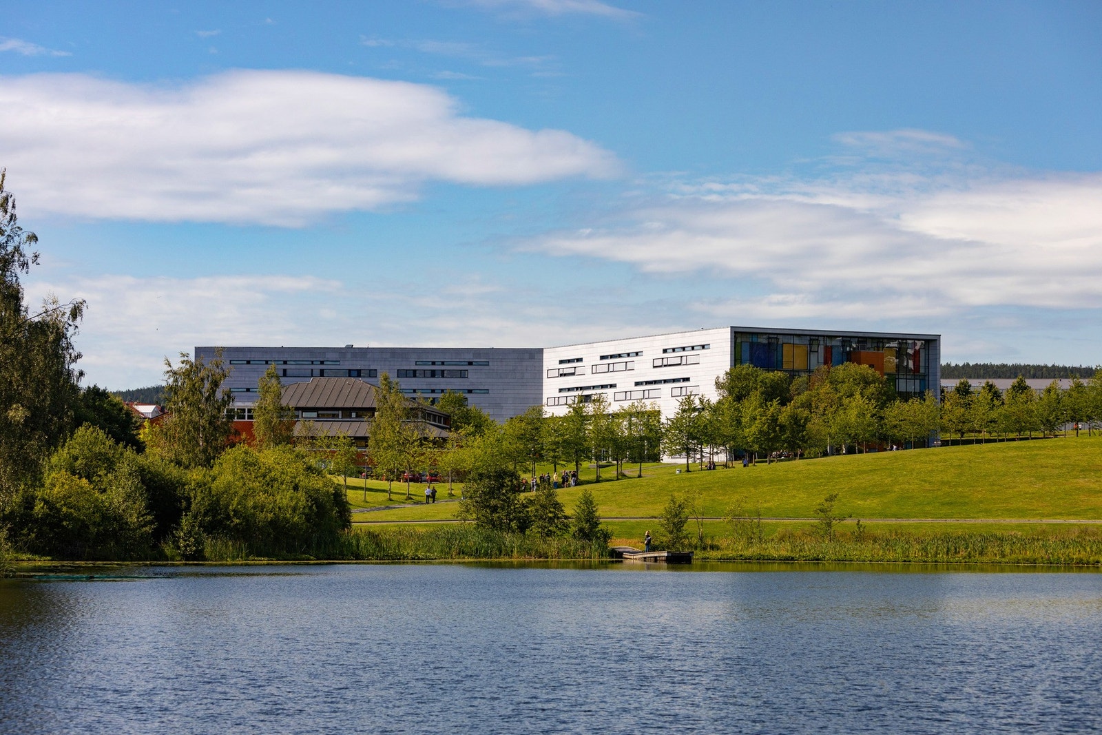 Fra boligen kan du gå langs Langvannet tursti til Mailand videregående skole. Galleribilde