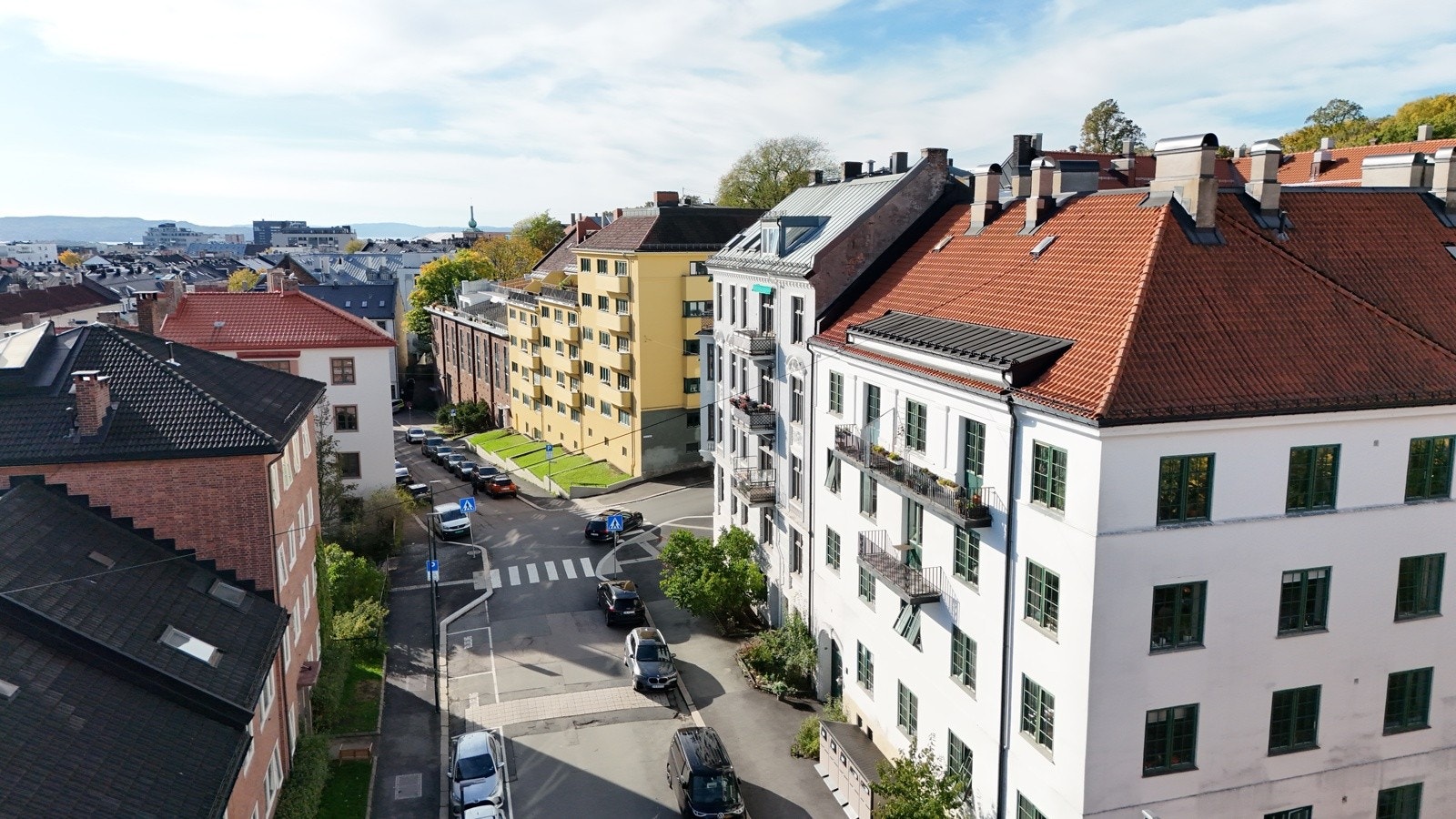 Herman Foss gate ligger kun et steinkast unna Alexander Kiellands plass, som byr på et rikt utvalg av kafeer, restauranter, dagligvarebutikker og servicetilbud. Galleribilde