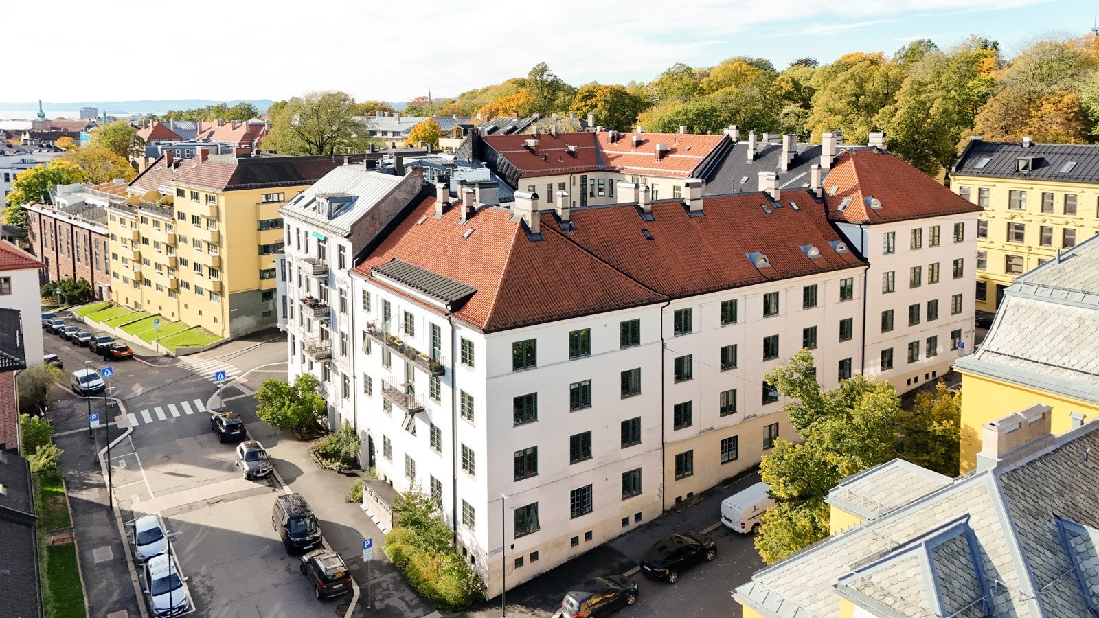 Svært sentral beliggenhet med kort vei til byens fasiliteter, samtidig som området oppleves rolig og tilbaketrukket. Galleribilde