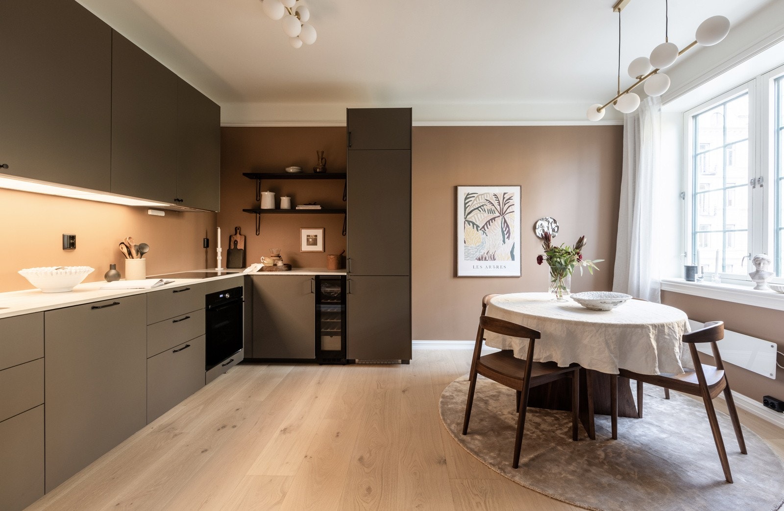 Helt nytt og tidsriktig kjøkken med egen spisestuedel. Galleribilde
