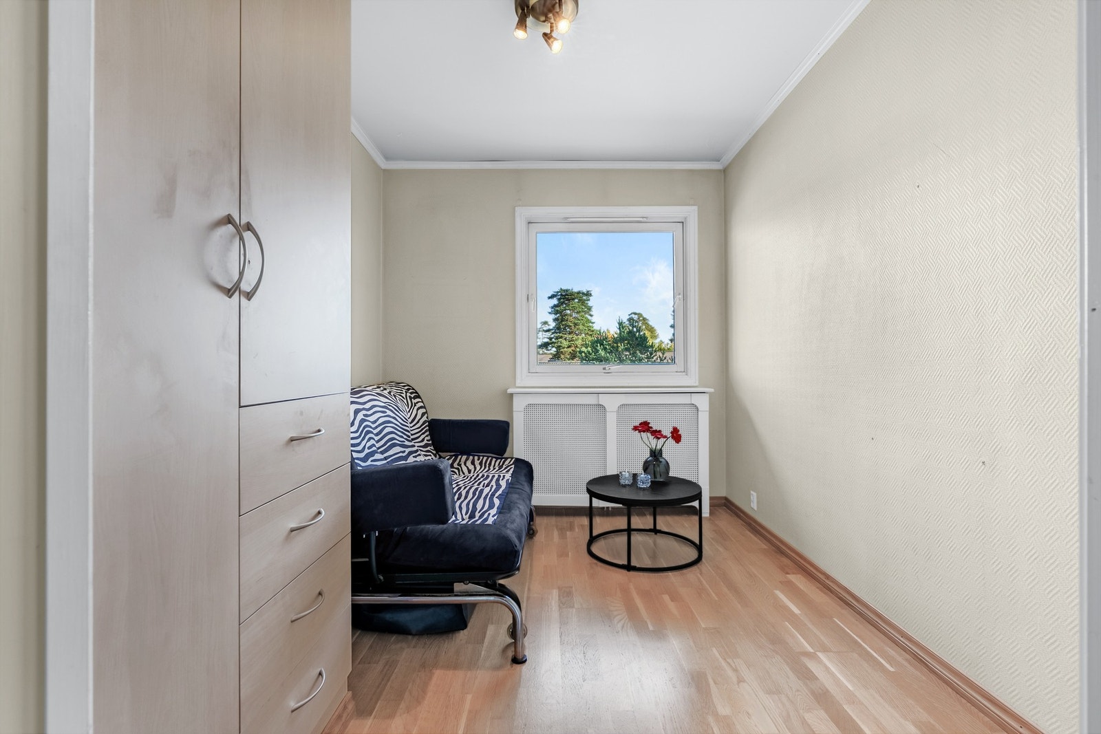 Begge soverom har store vindusflater og slipper inn rikelig med naturlig dagslys. Galleribilde