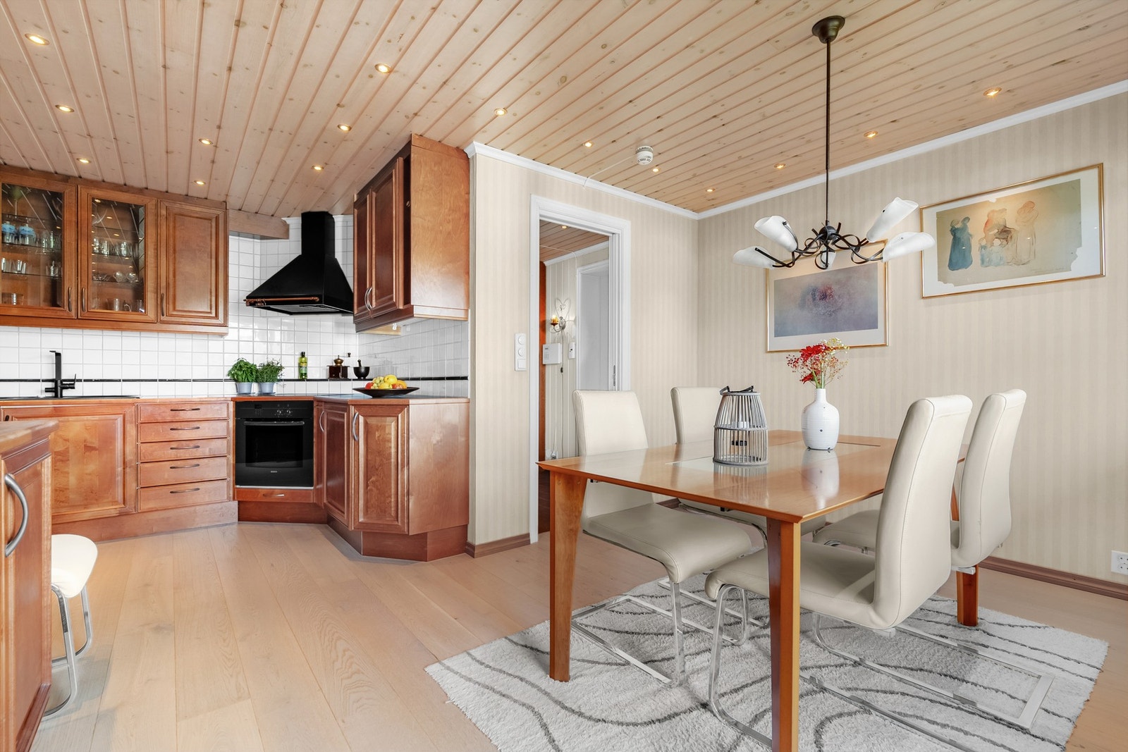 Kjøkkenet ligger perfekt til adskilt fra øvrige rom noe de fleste ønsker seg. Galleribilde