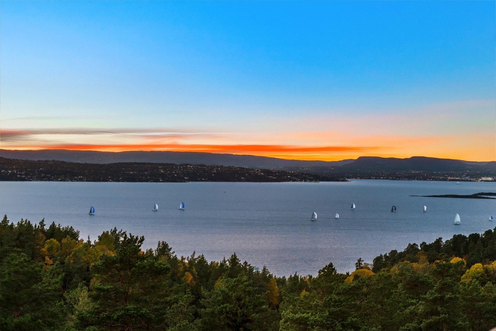 Nyt solnedganger og fantastiske kveldshimler du aldri går lei av i din nye leilighet. Galleribilde