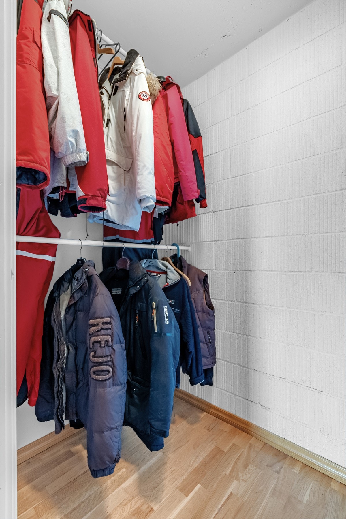 Innvendig bod fra entreen, perfekt for oppbevaring av sesongutstyr og yttertøy. Galleribilde