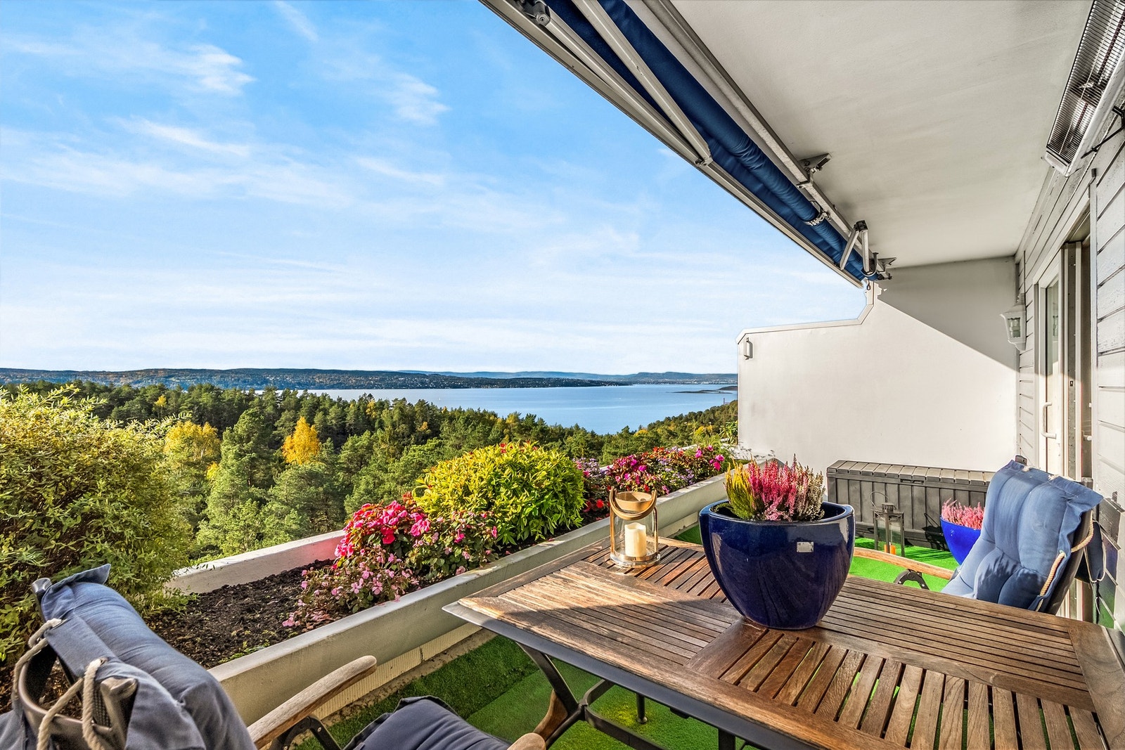 Velkommen til en flott opprinnelig 4 roms leilighet med råfin fjordutsikt presentert av PrivatMegleren Atrium v/ Daniel Bigom! Galleribilde