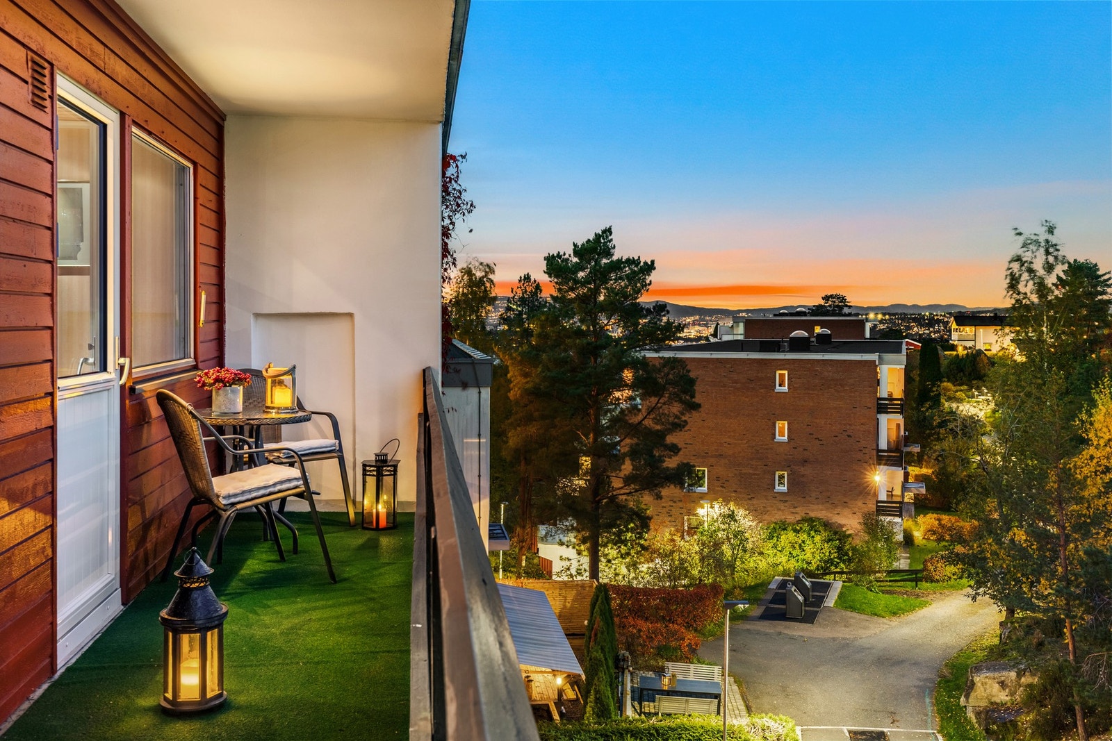 God plass til utemøblement på balkongen. Galleribilde