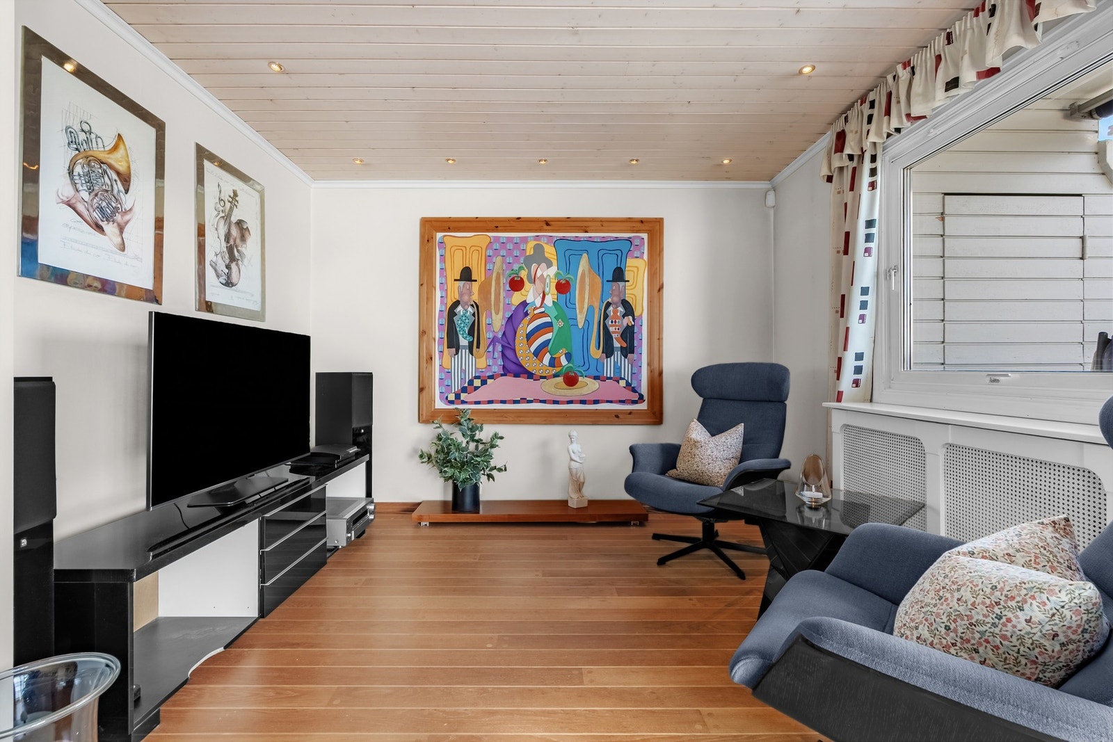 Det er opplegg for internett og TV fra Telia som også er inkludert i felleskostnadene i tillegg til oppvarming og varmtvann. Galleribilde