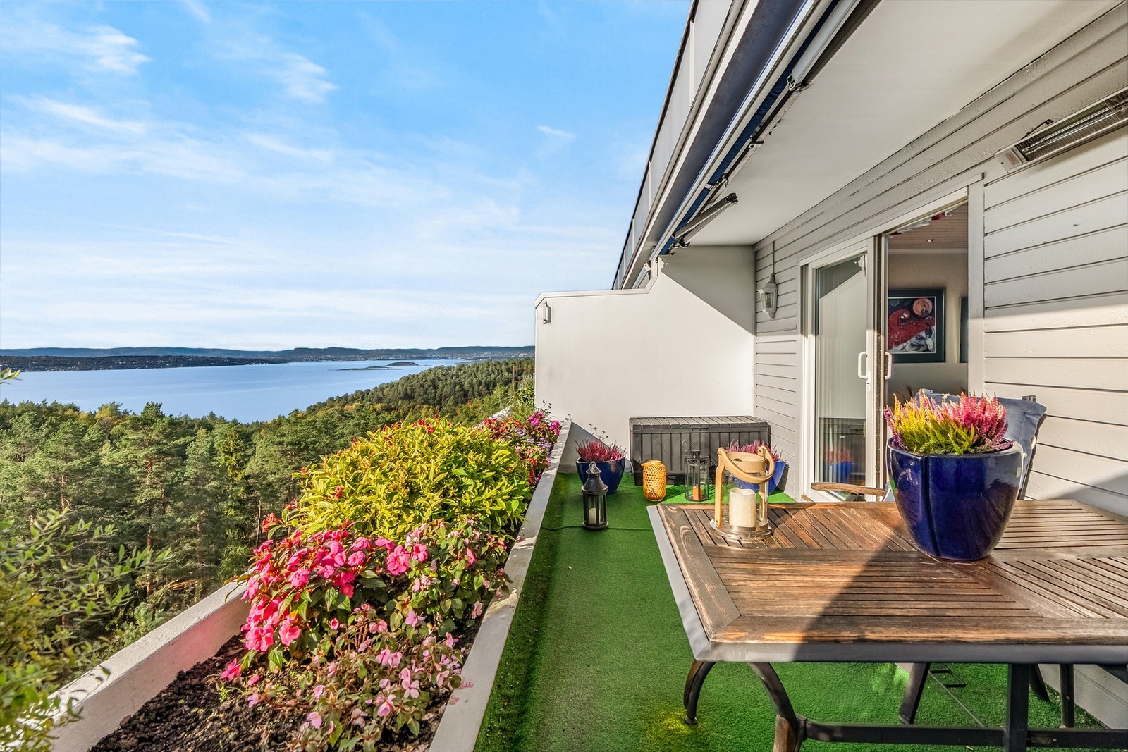 Råflott sydvestvendt terrasse med nok av plass til sittegrupper, grill og det som måtte passe dine behov. Galleribilde