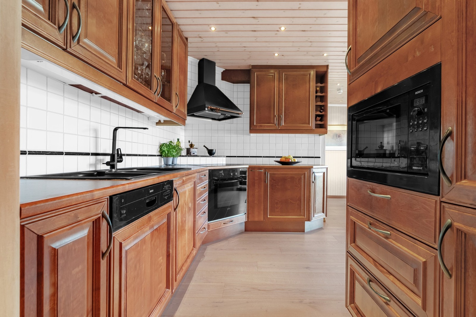 Her har du et godt utstyrt kjøkken med integrert platetopp, stekeovn, mikrobølgeovn, oppvaskmaskin og kjøl/fryseskap. Galleribilde