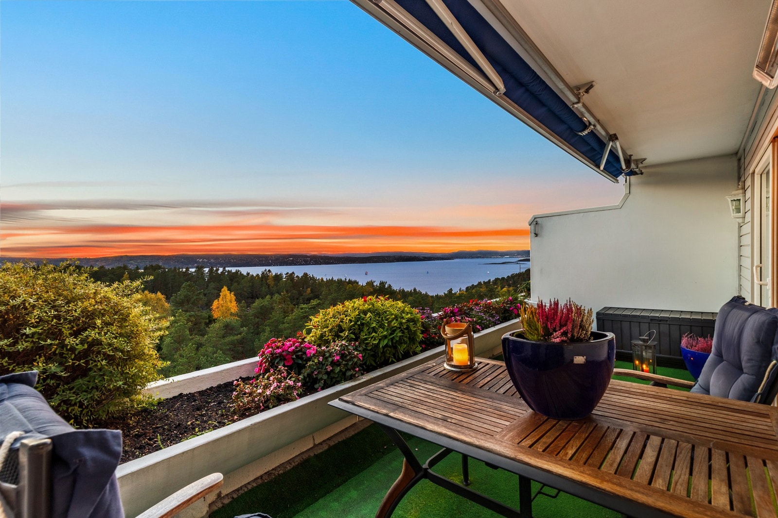 Fargerike kveldshimler. Galleribilde