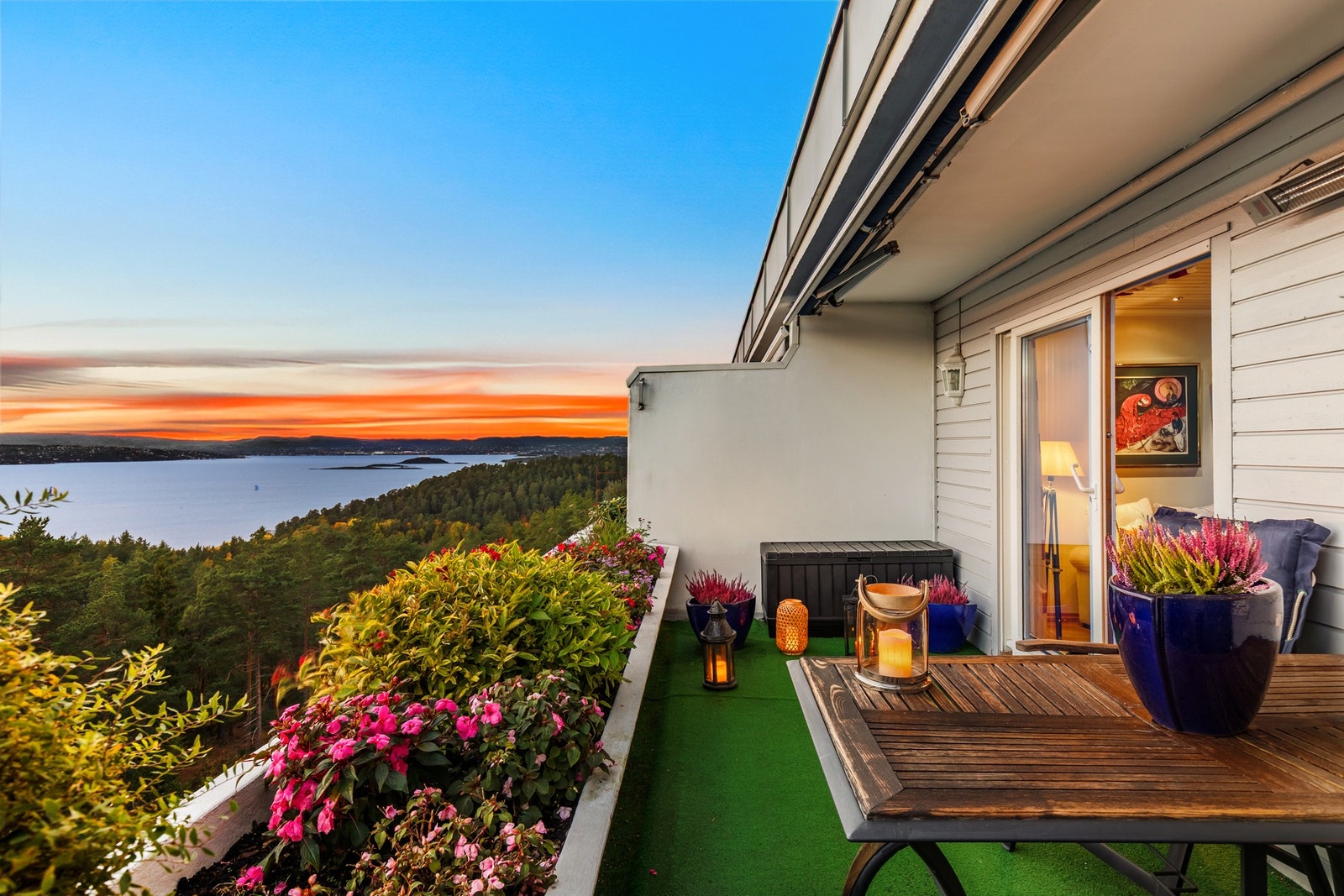 Terrassen er 12 m² stor og du har masse av plass til utemøbler, grill og selskap. Galleribilde