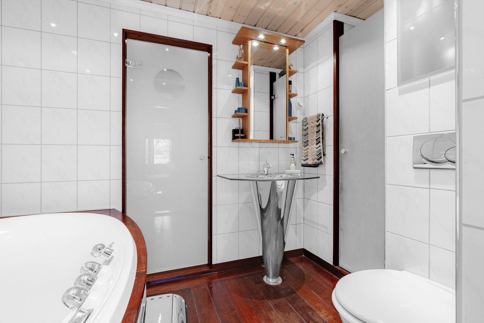 Stilig skipsgulv på baderomsdelen og flissatte vegger. Galleribilde