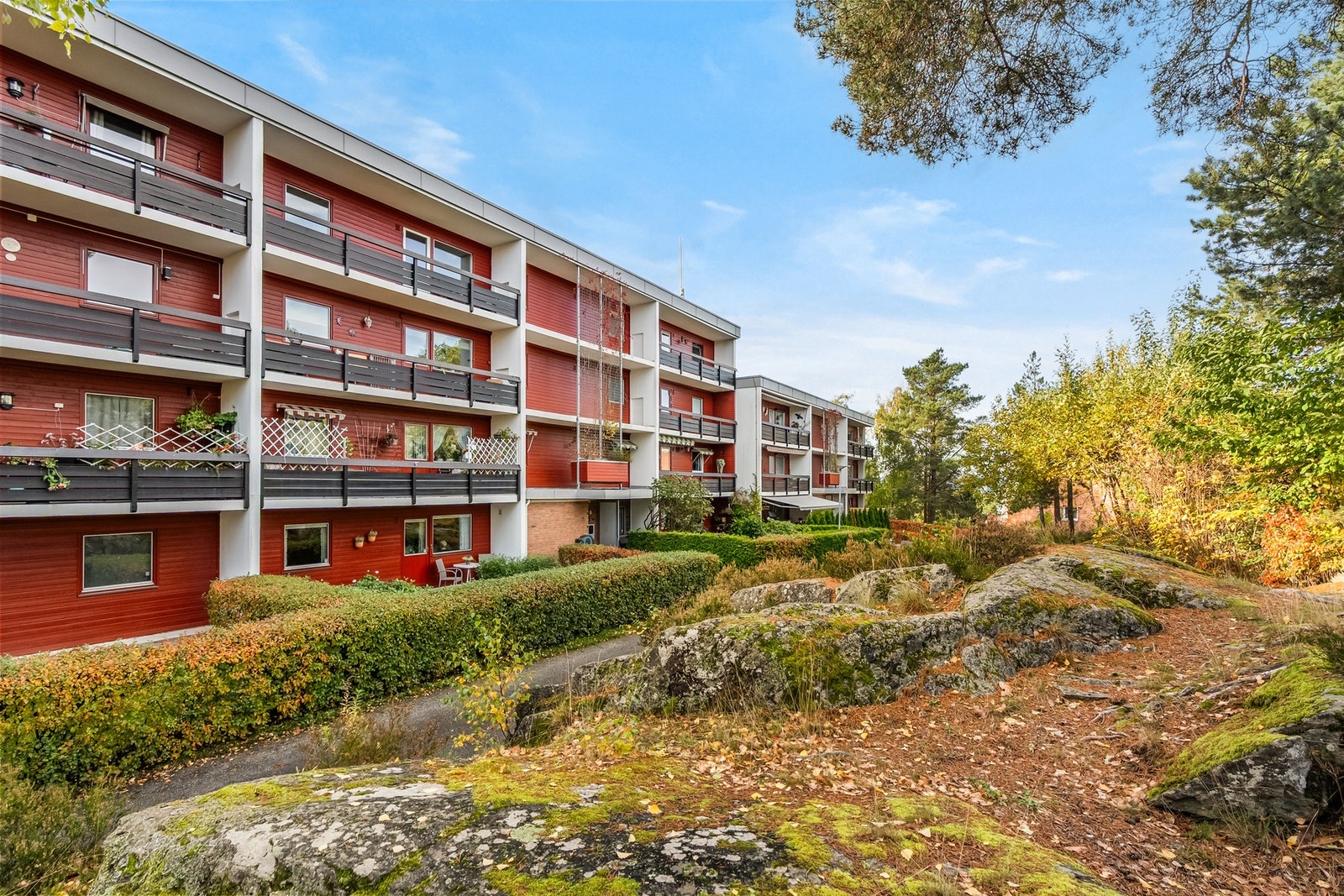 Området er rolig og barnevennlig med skoler og barnehager innenfor kort gangavstand. Galleribilde