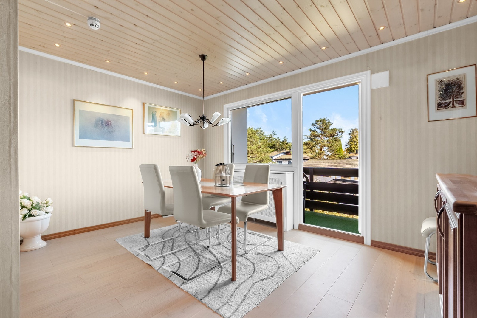 Spisestue med utgang til balkong hvor du kan gå ut å kalle inn barna fra lekeplassen like bortenfor. Galleribilde