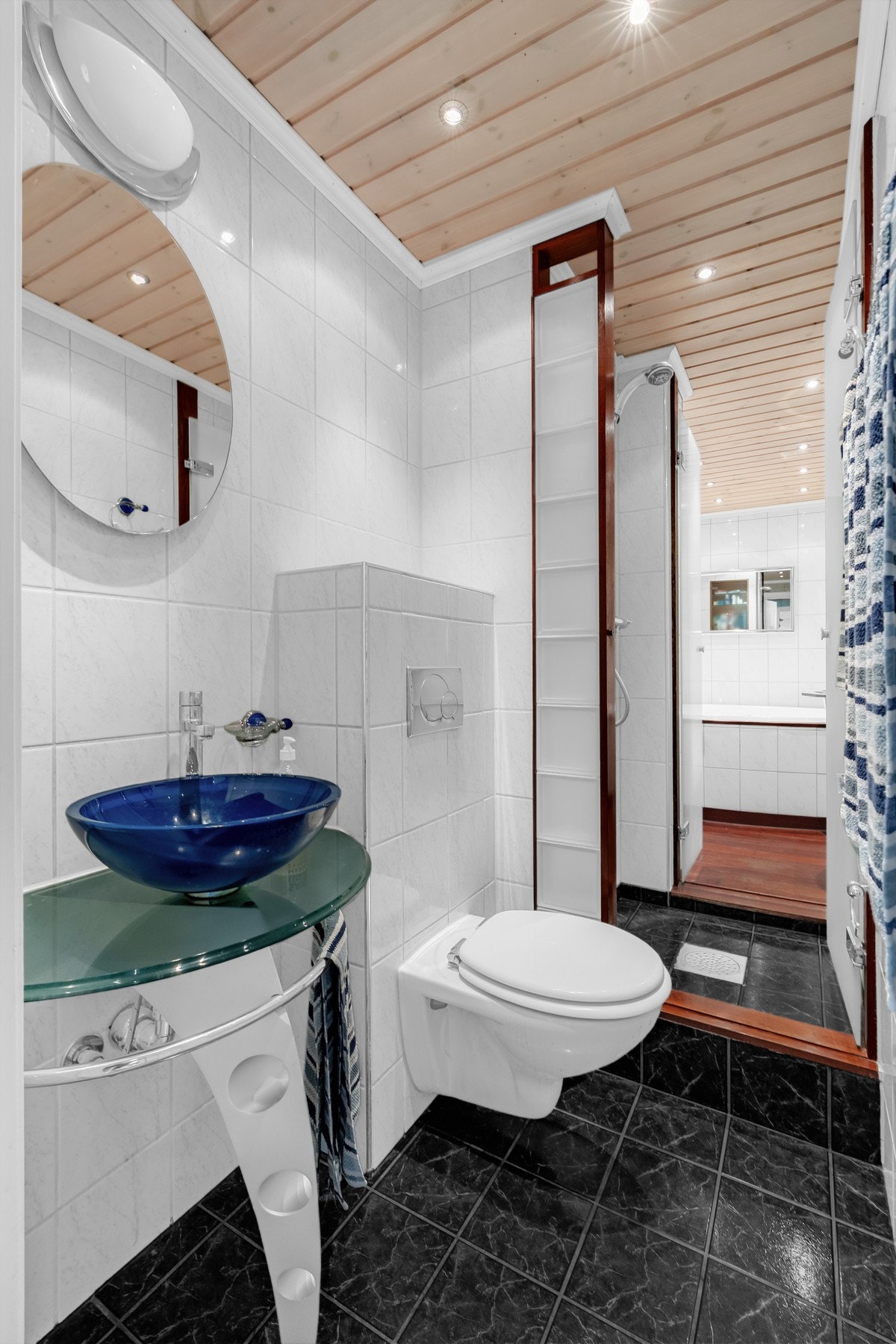 Toalettrom 2 bak dusjsonen Galleribilde