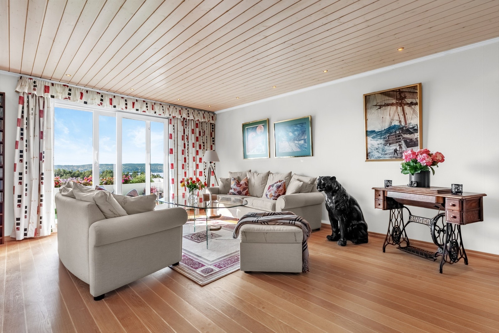 Her har du en svært romslig stue med heltre gulv, malt tapet og panel med downlights i himling. Galleribilde