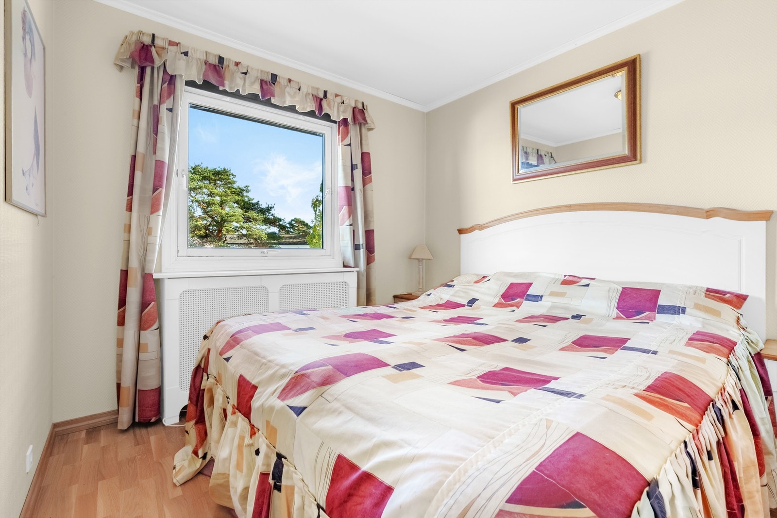 To soverom med 3-stavs parkett på gulv, tapetserte vegger og glatte, malte himlingsflater. Galleribilde